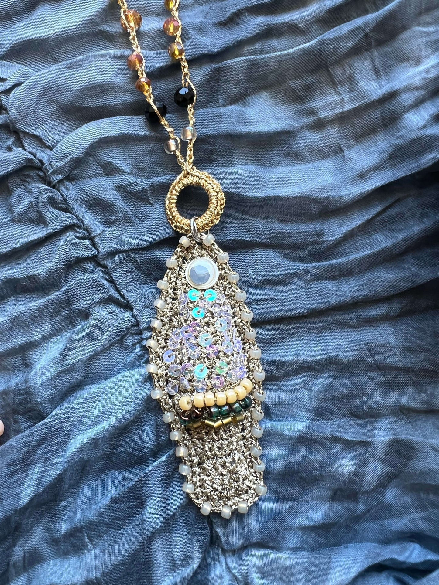 Collana iconica Gold Fish SUNSPELL: gioiello oro pesce esclusivo, perfetto per regalo donna che ama distinguersi