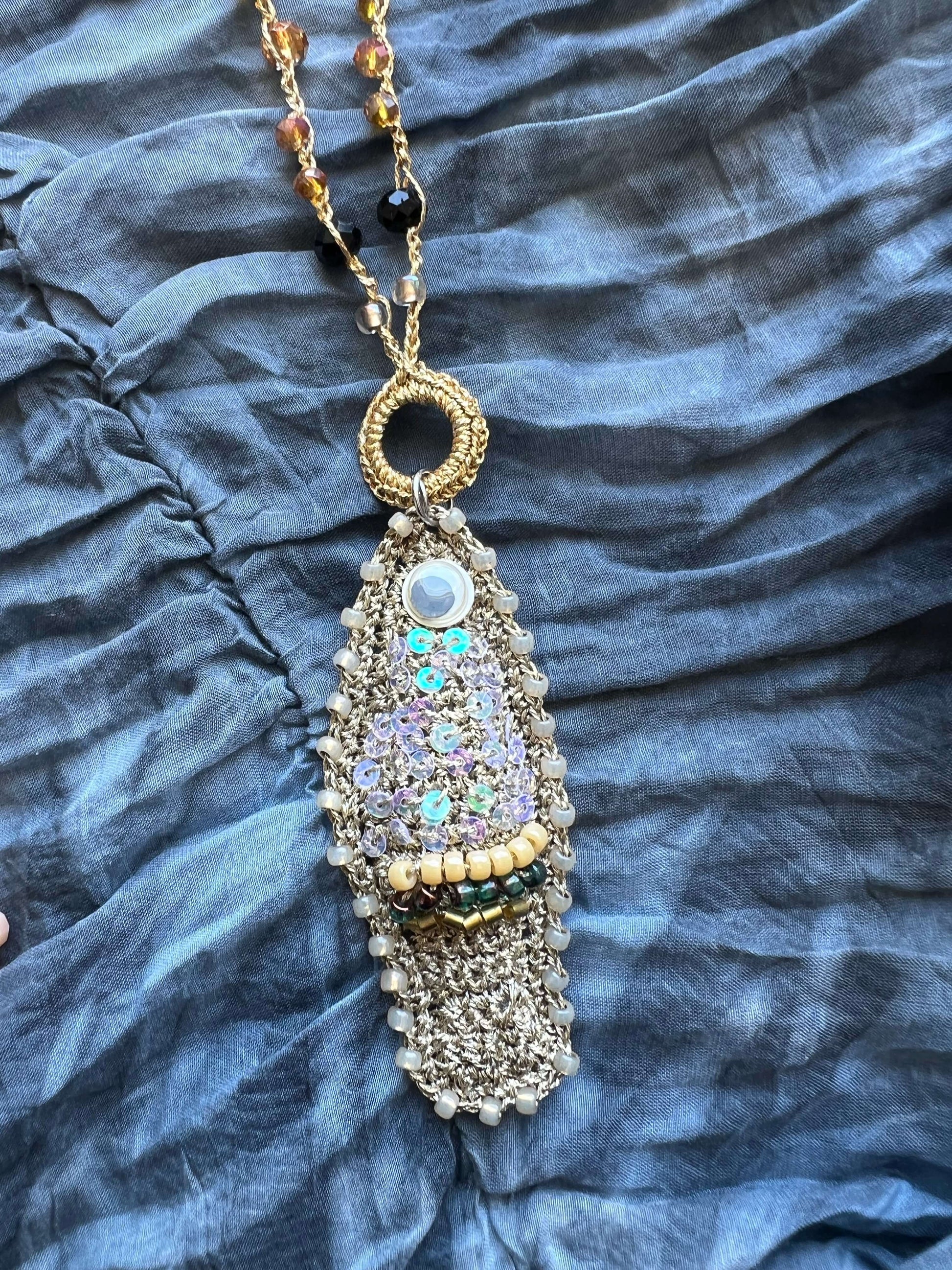 Collana iconica Gold Fish SUNSPELL: gioiello oro pesce esclusivo, perfetto per regalo donna che ama distinguersi