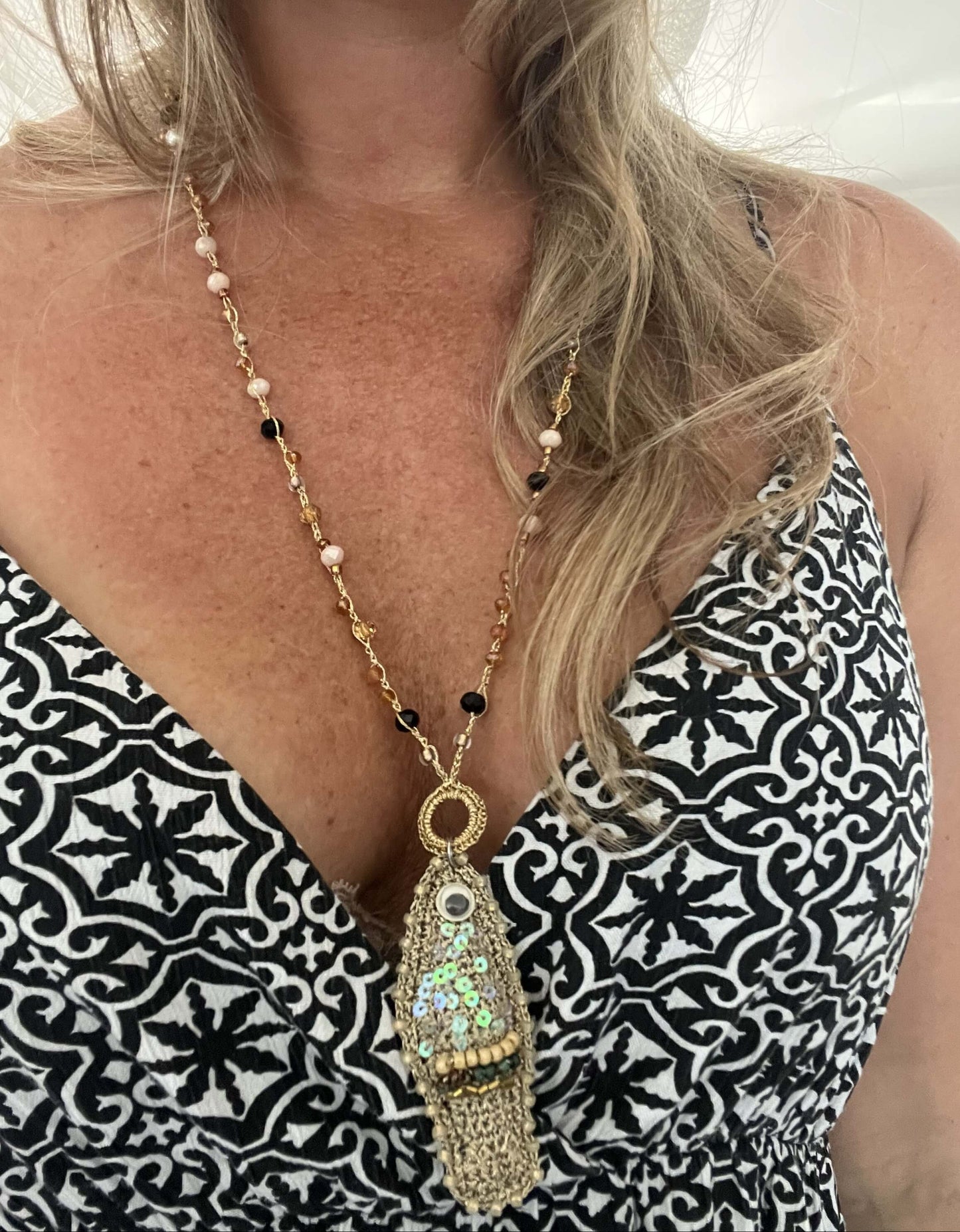 Collana gold fish artigianale donna, pezzo unico fatto a mano stile boho chic. Gioiello esclusivo per look estivi sofisticati e originali.
