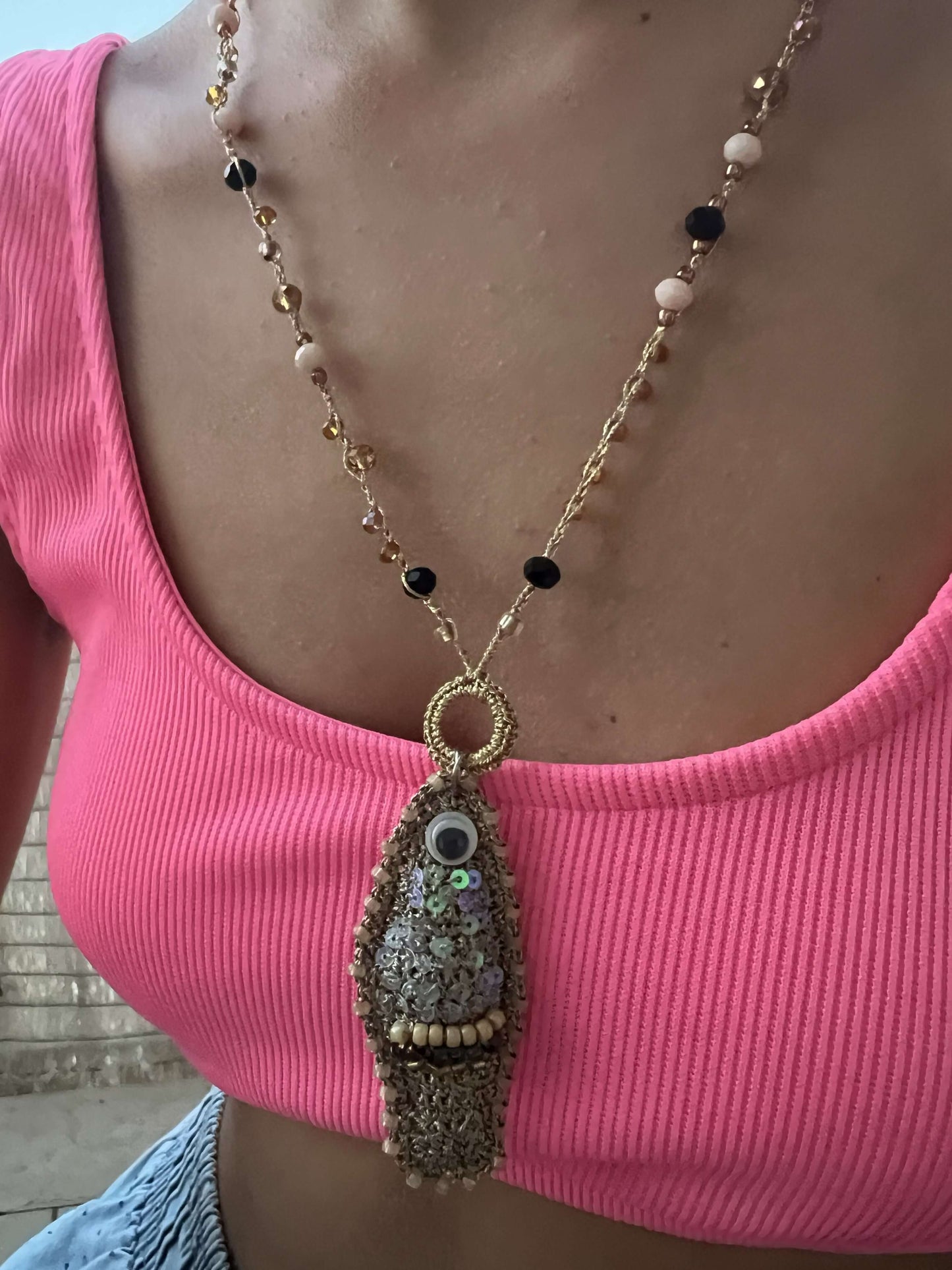 Collana pesce dorato fatta a mano SUNSPELL, gioiello boho elegante e particolare. Accessorio di lusso artigianale non per tutte.