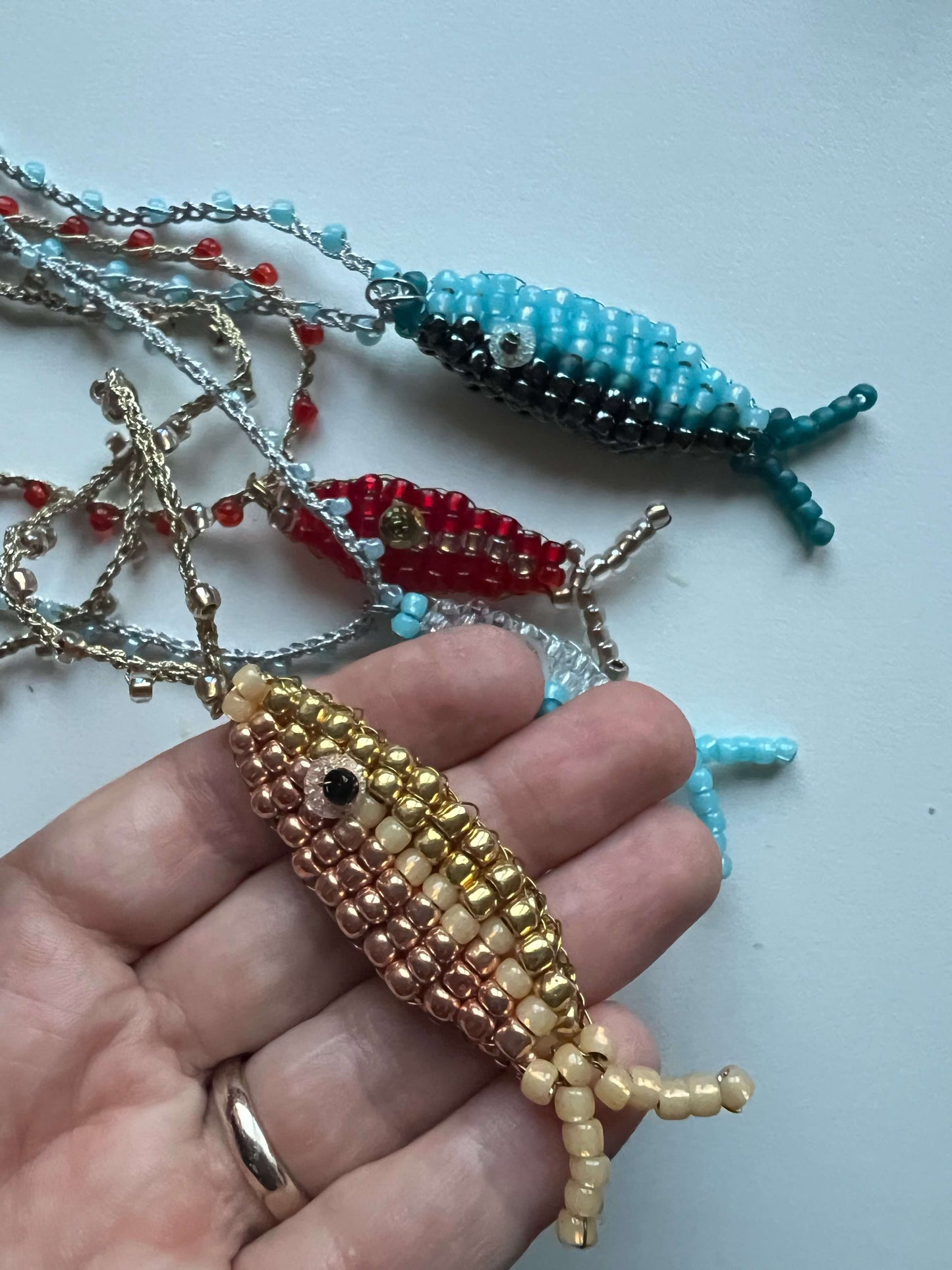 Eleganza e buon auspicio! Collana con pesce portafortuna artigianale, perfetta per ogni look.