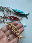 Eleganza e buon auspicio! Collana con pesce portafortuna artigianale, perfetta per ogni look.