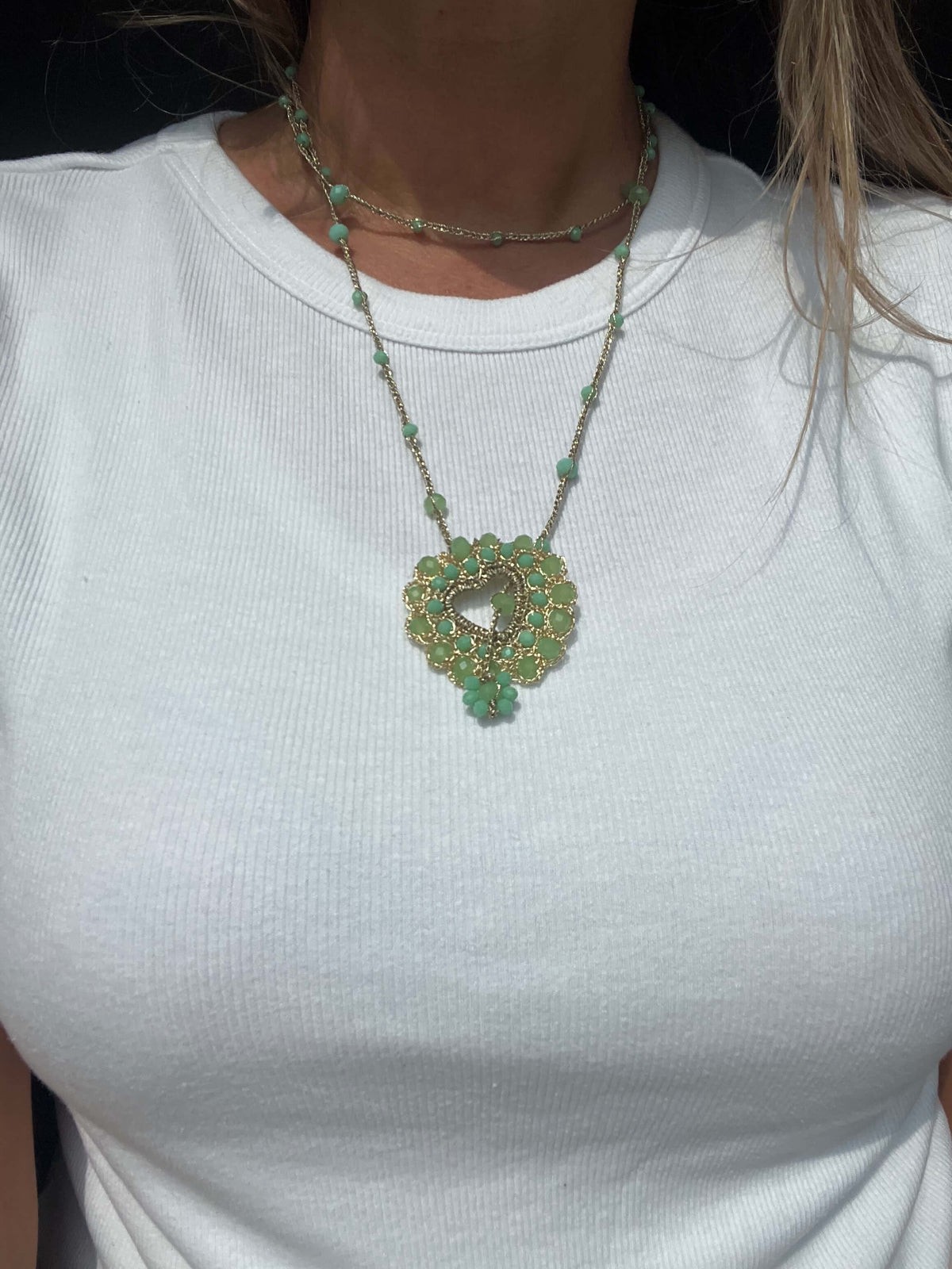 Green heart necklace, collana elegante da donna con cuore verde e cristalli delicati.