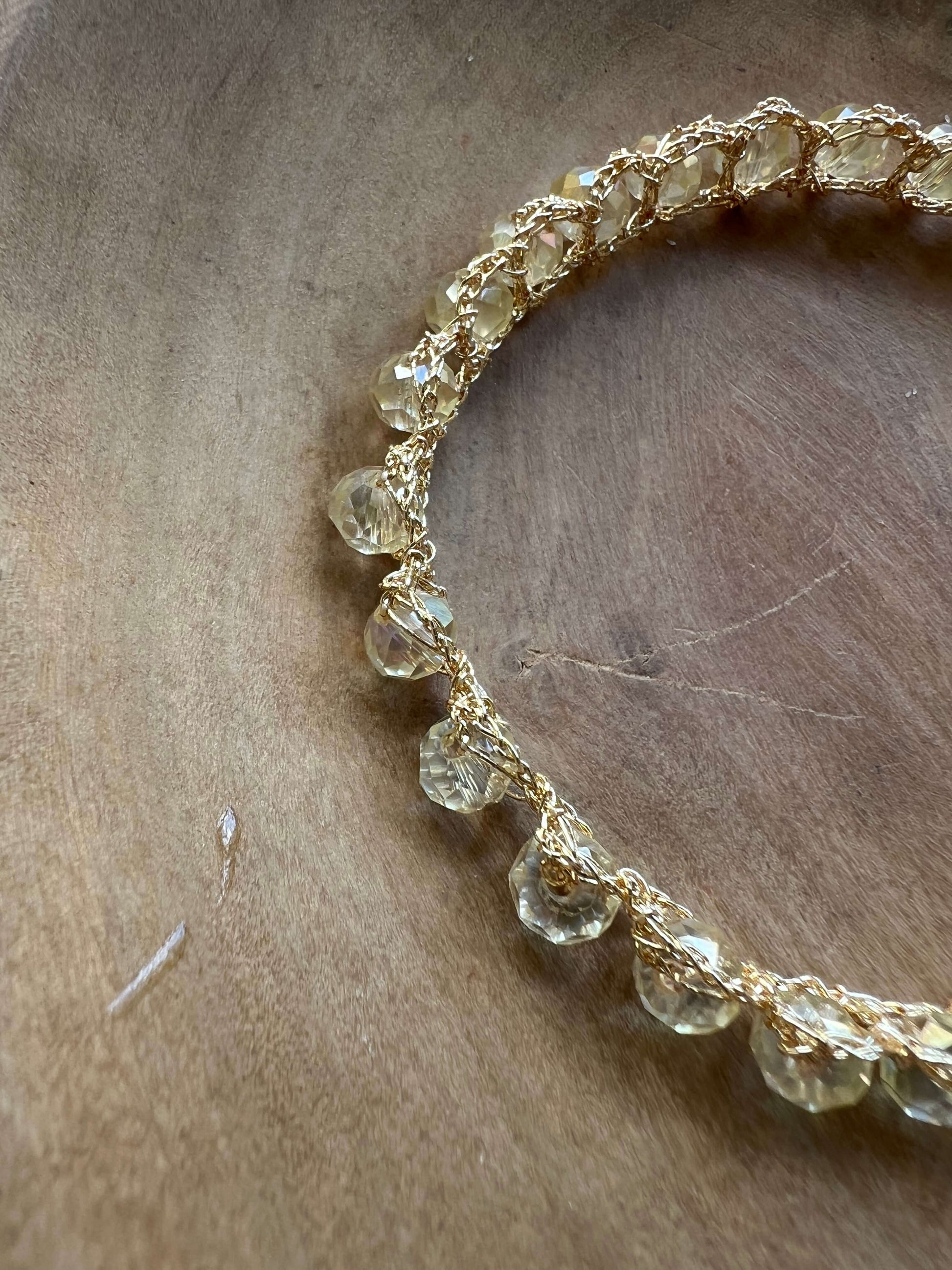 Artisanal crochet bracelet with crystals, thin gold thread, adjustable clasp. Elegant and easy to wear.