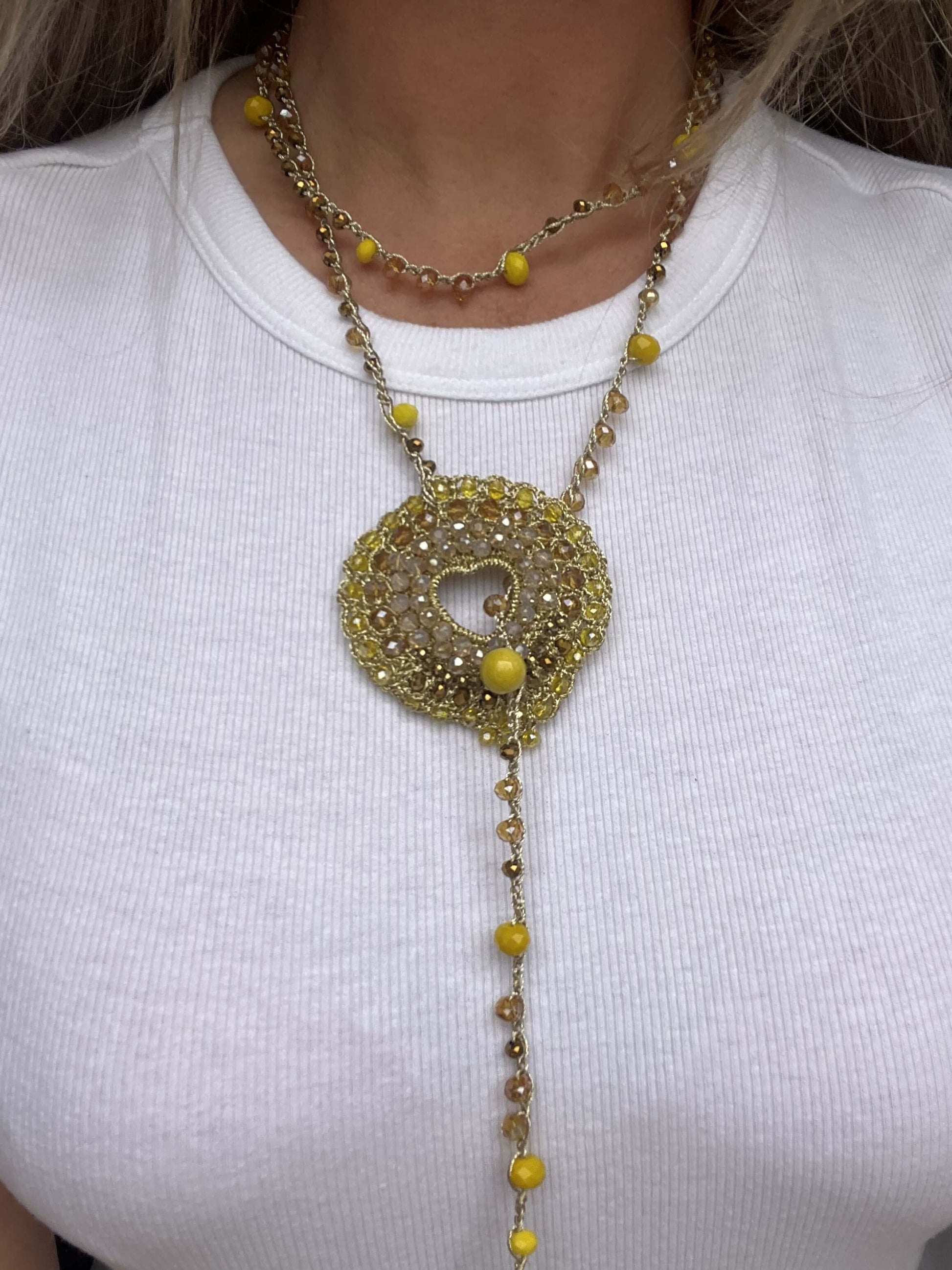 collana cuore sali scendi color miele indossata