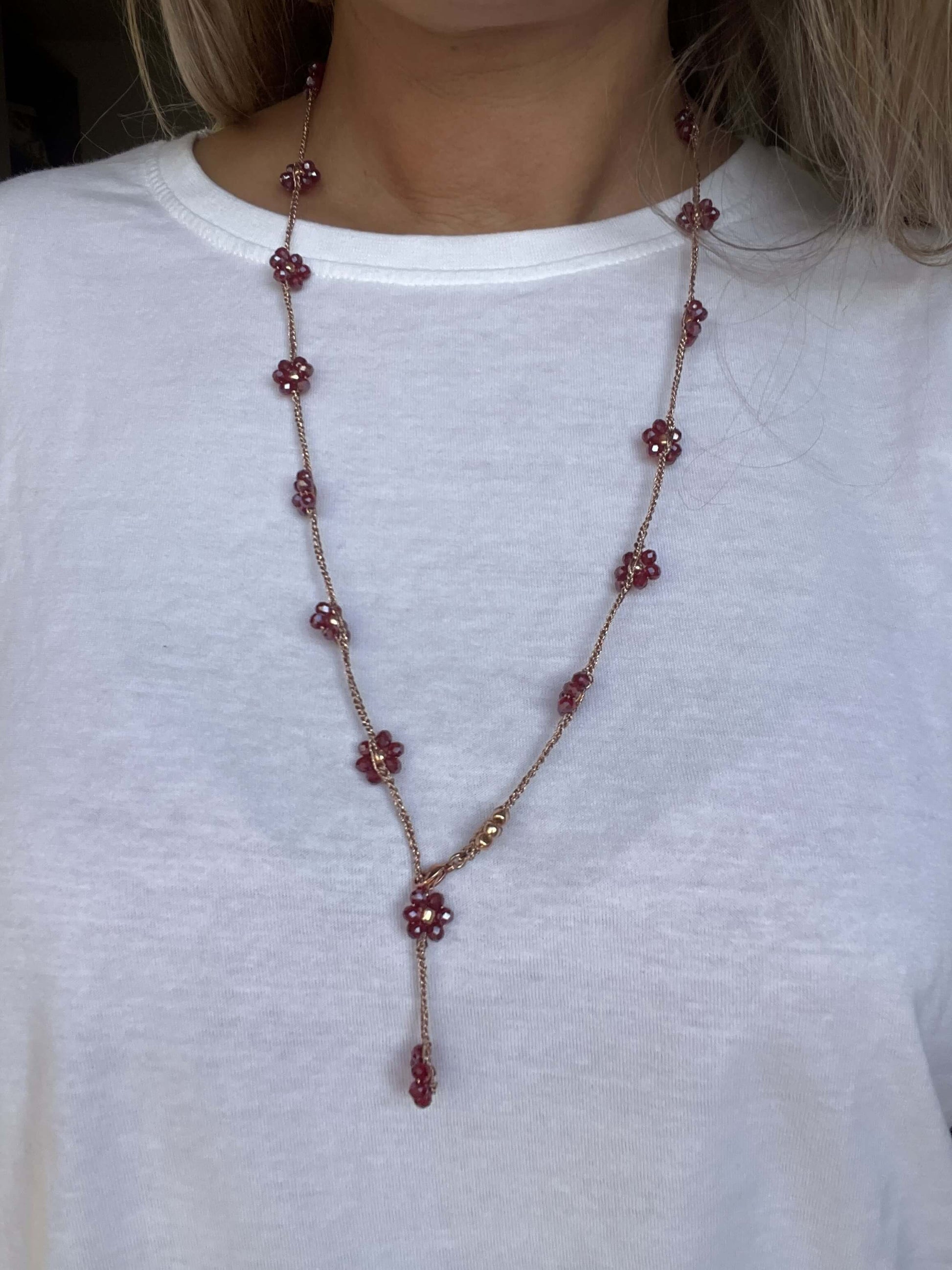 Gioiello fatto a mano in oro rosa, collana lunga con fiori melograno: raffinata, luminosa e ideale come regalo speciale.