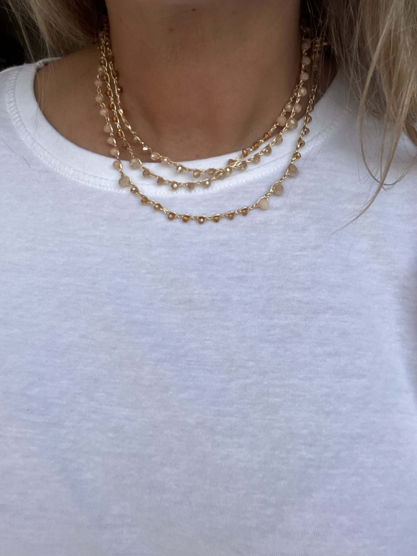 Soleil Bloom, collana boho chic in cristalli dorati. Elegante, handmade e analergica, perfetta per pelli sensibili.