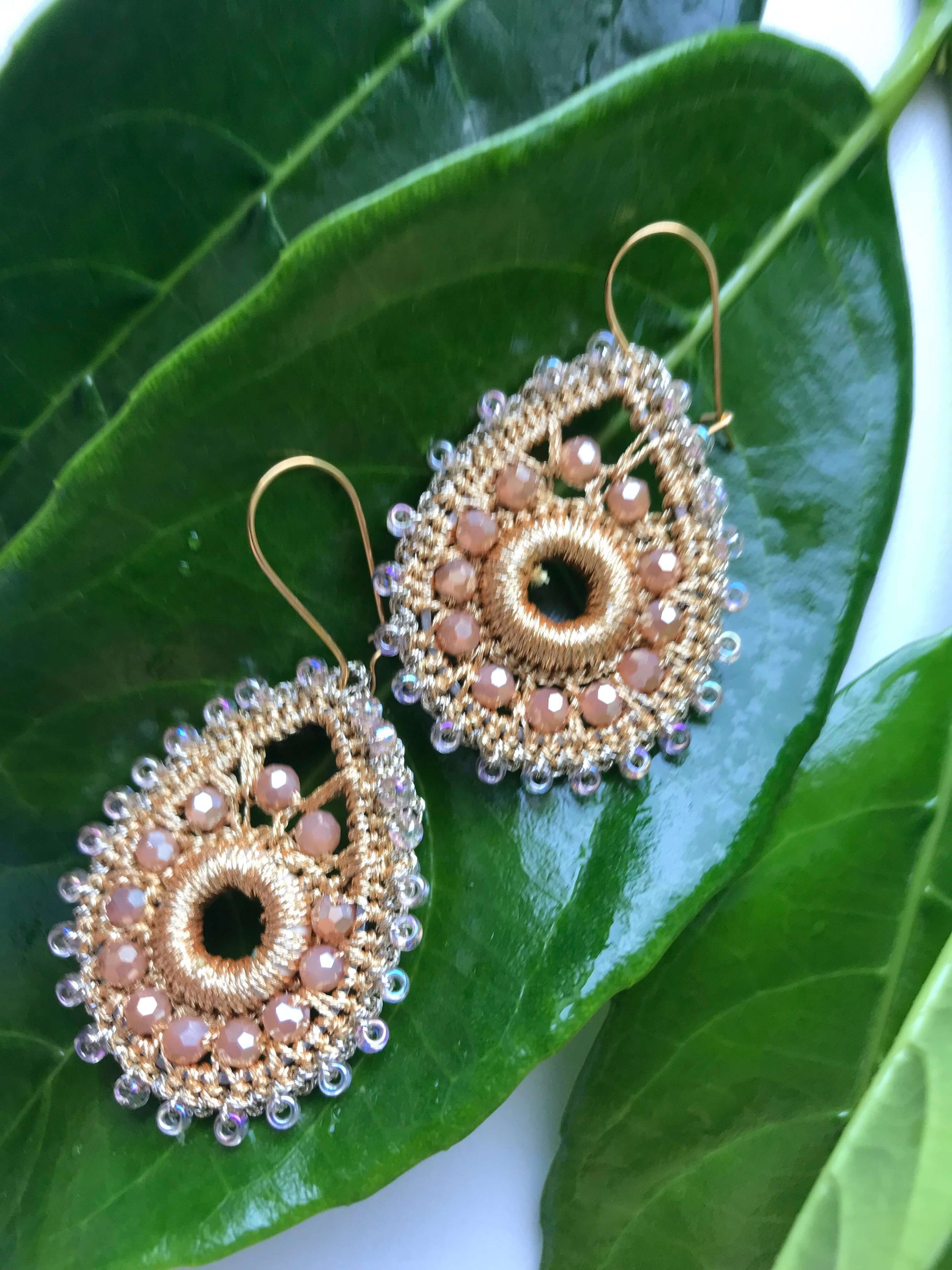 Orecchini eleganti a forma di goccia con cristalli scintillanti in tonalità oro. Un tocco di raffinatezza e glamour per completare il tuo look con stile e luminosità