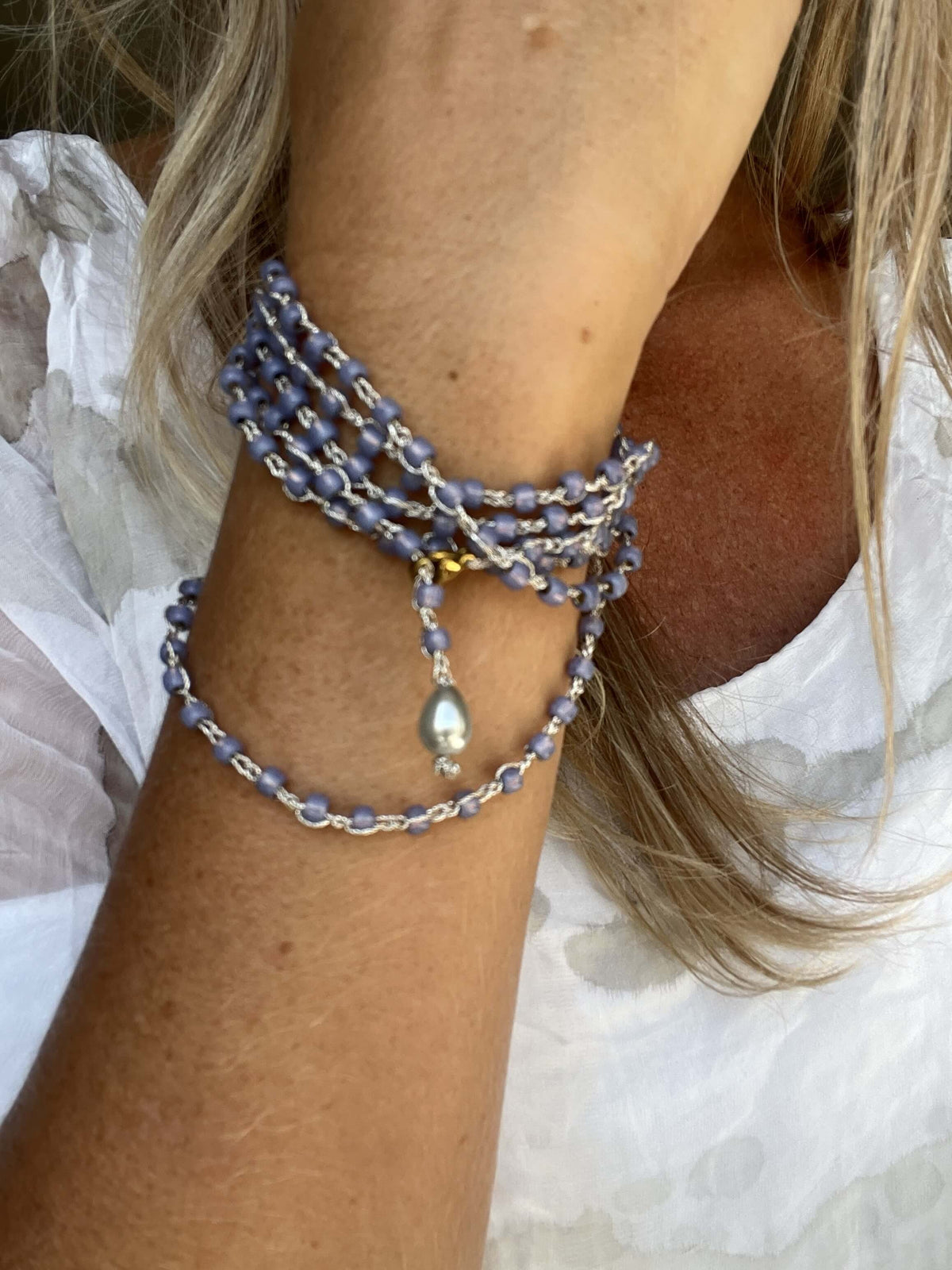 Collana lunga lavanda con perline Toho e dettagli platino. Morbida, elegante e versatile, da indossare in più modi.