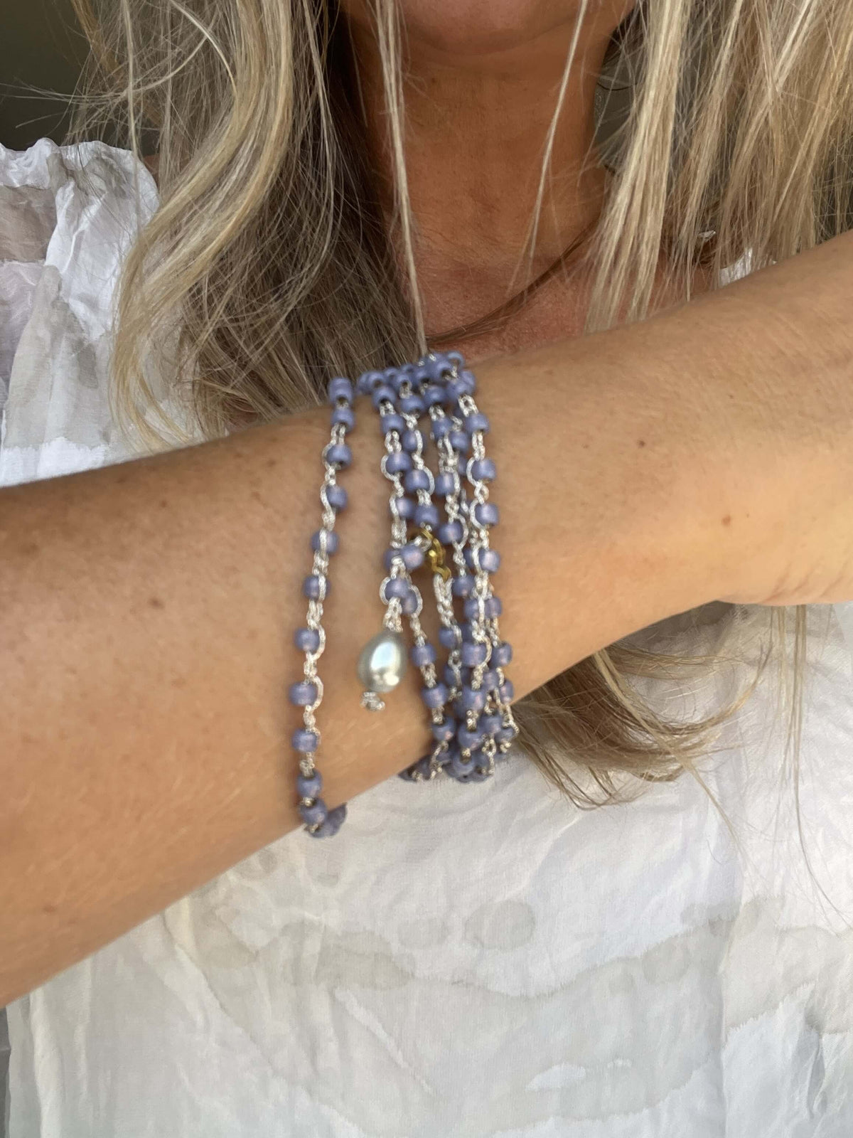 Collana lavanda lunga 110 cm con perline Toho e vetro ceco platino. Elegante, fluida e trasformabile.