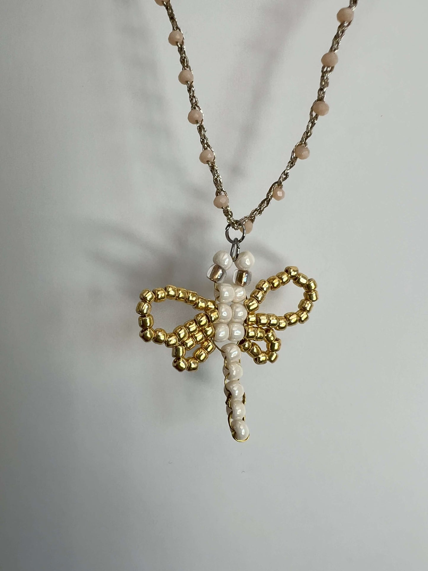 Come la libellula, anche tu ti sei trasformata. Celebra il tuo viaggio con la nostra nuova collana artigianale. Scoprila subito!