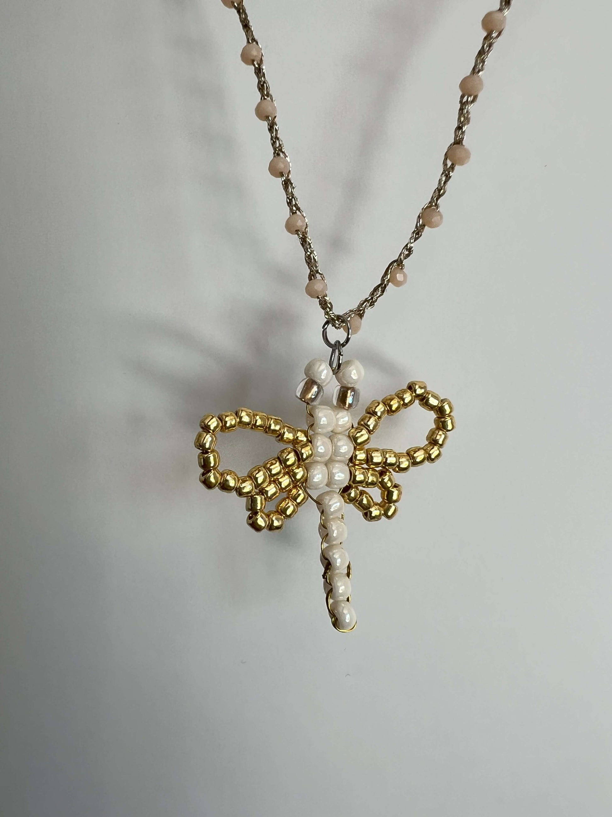 Come la libellula, anche tu ti sei trasformata. Celebra il tuo viaggio con la nostra nuova collana artigianale. Scoprila subito!