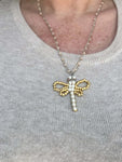 collana libellula simbolo di rinascita indossata
