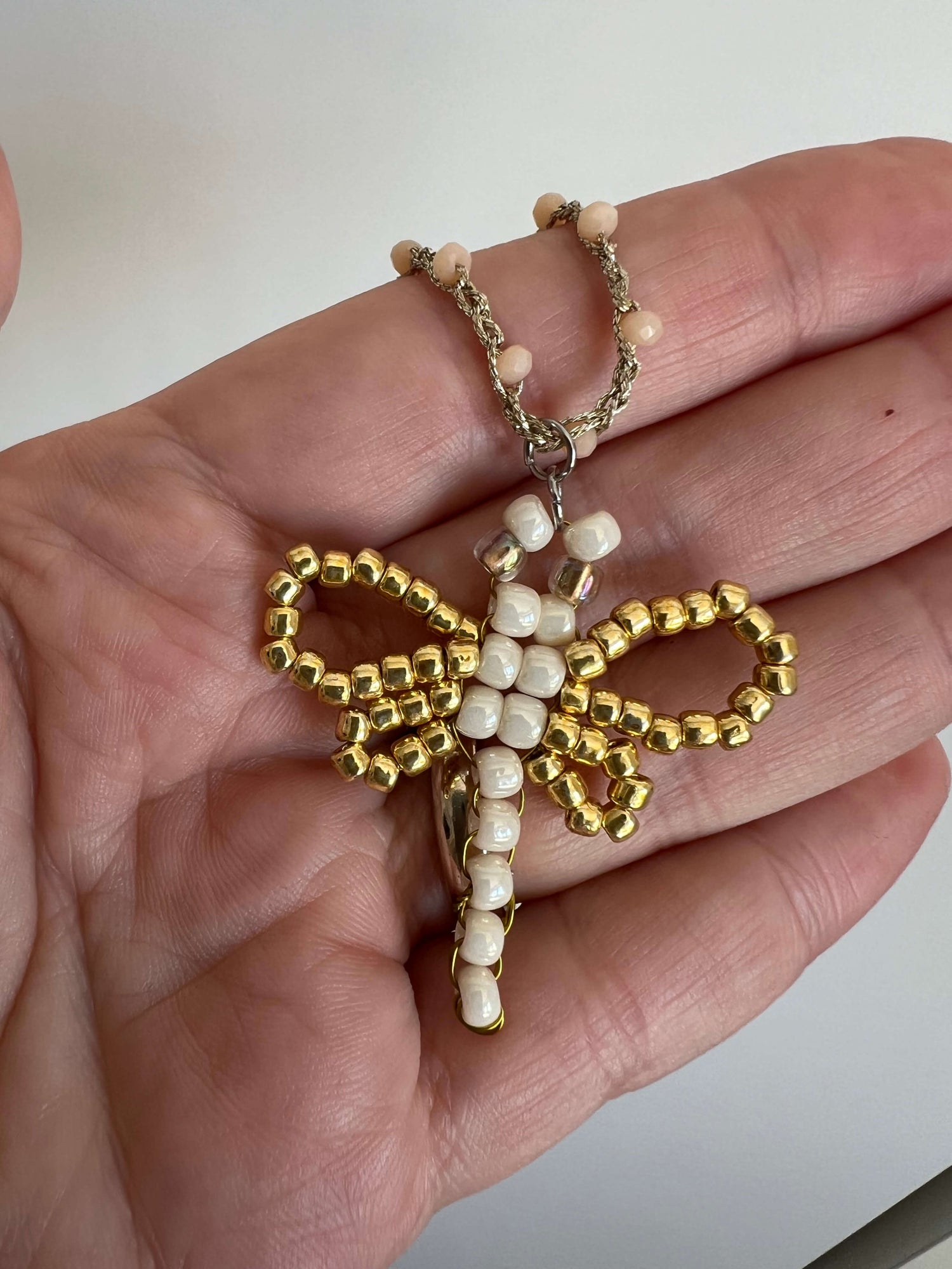 Nuova Collana Libellula: simbolo di trasformazione e coraggio. Filato italiano, perline Toho e ciondolo fatto a mano. Il tuo promemoria per brillare! Disponibile ora