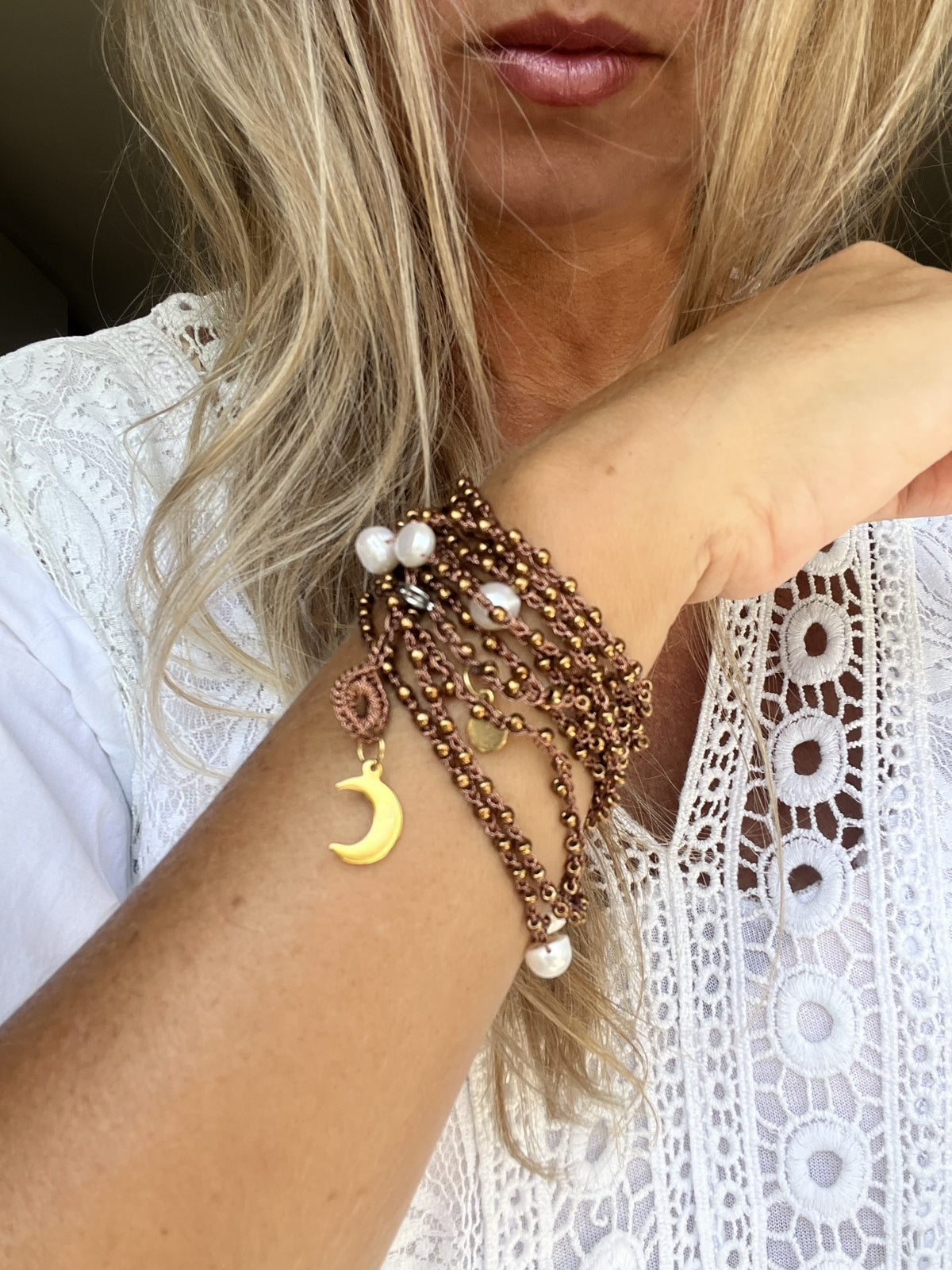 Collana multigiro marrone con perle d’acqua dolce e Toho dorati. Indossala lunga, al collo o come bracciale.