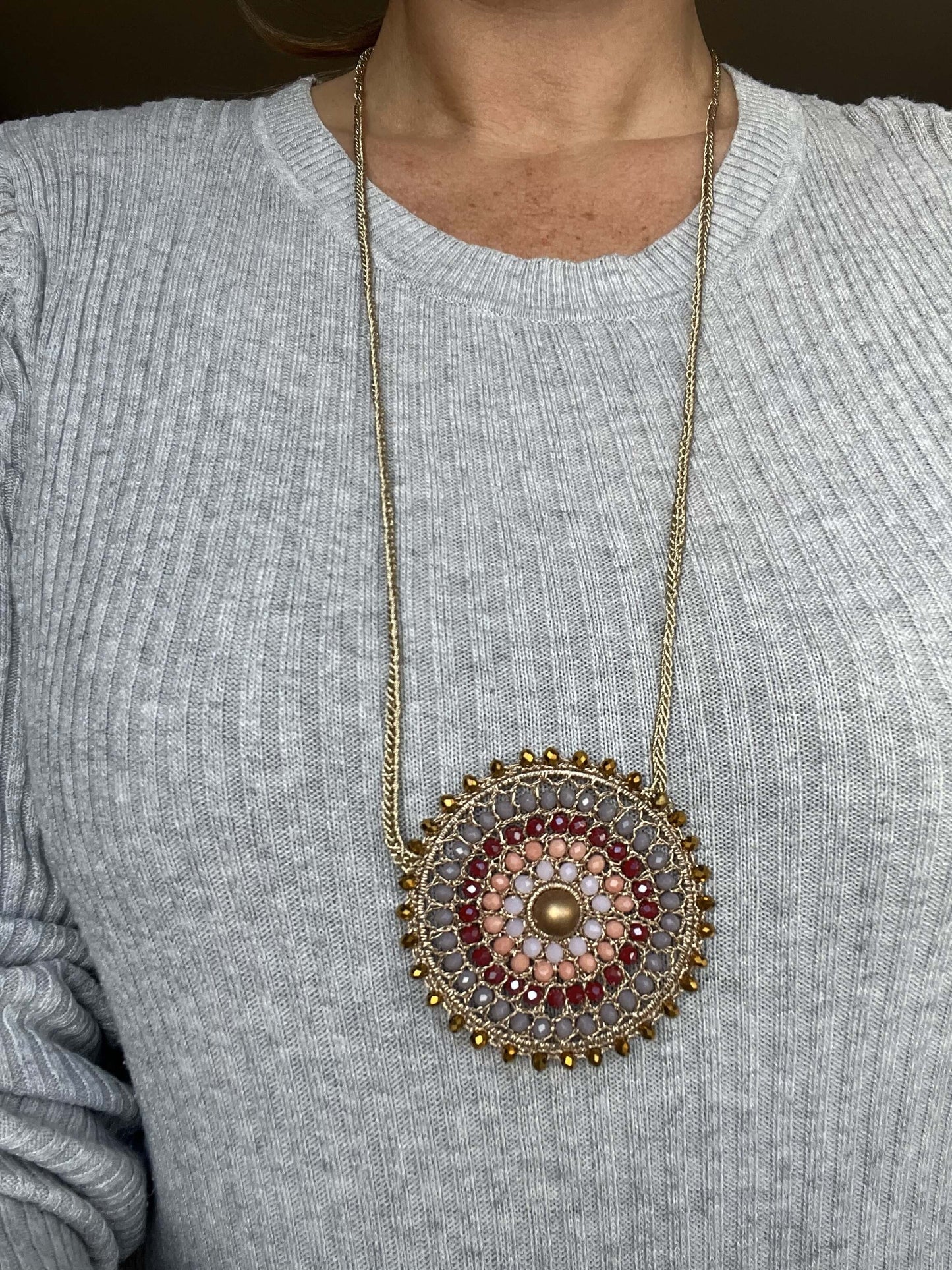 Un piccolo sole da indossare: collana mandala con perla dorata e cristalli colorati, per gioia e energia in ogni momento