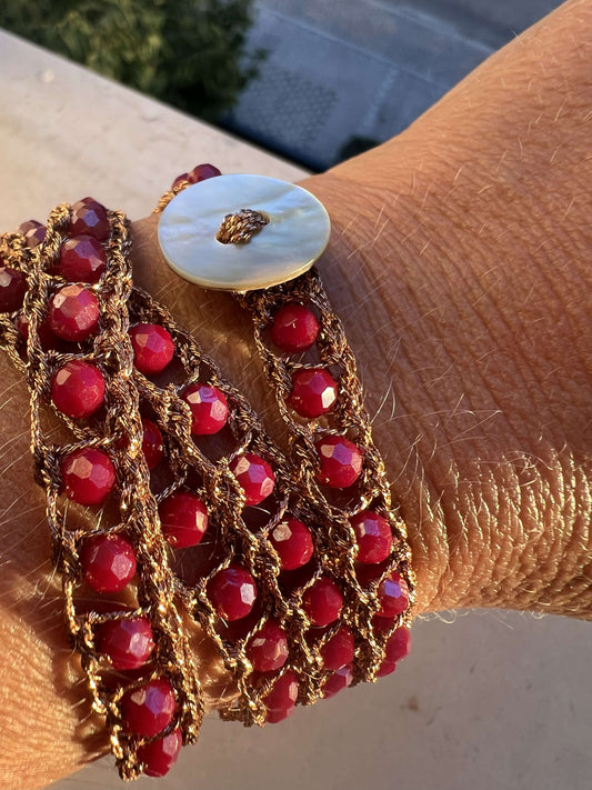 Bracciale wrap artigianale in filato rame e cristalli melograno. Analergico, senza metallo, elegante e confortevole.