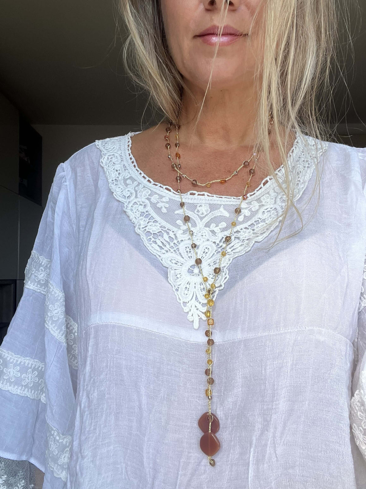 Collana senza metallo con vetri di Boemia nelle tonalità ambra, marrone e oro. Raffinata e unica.