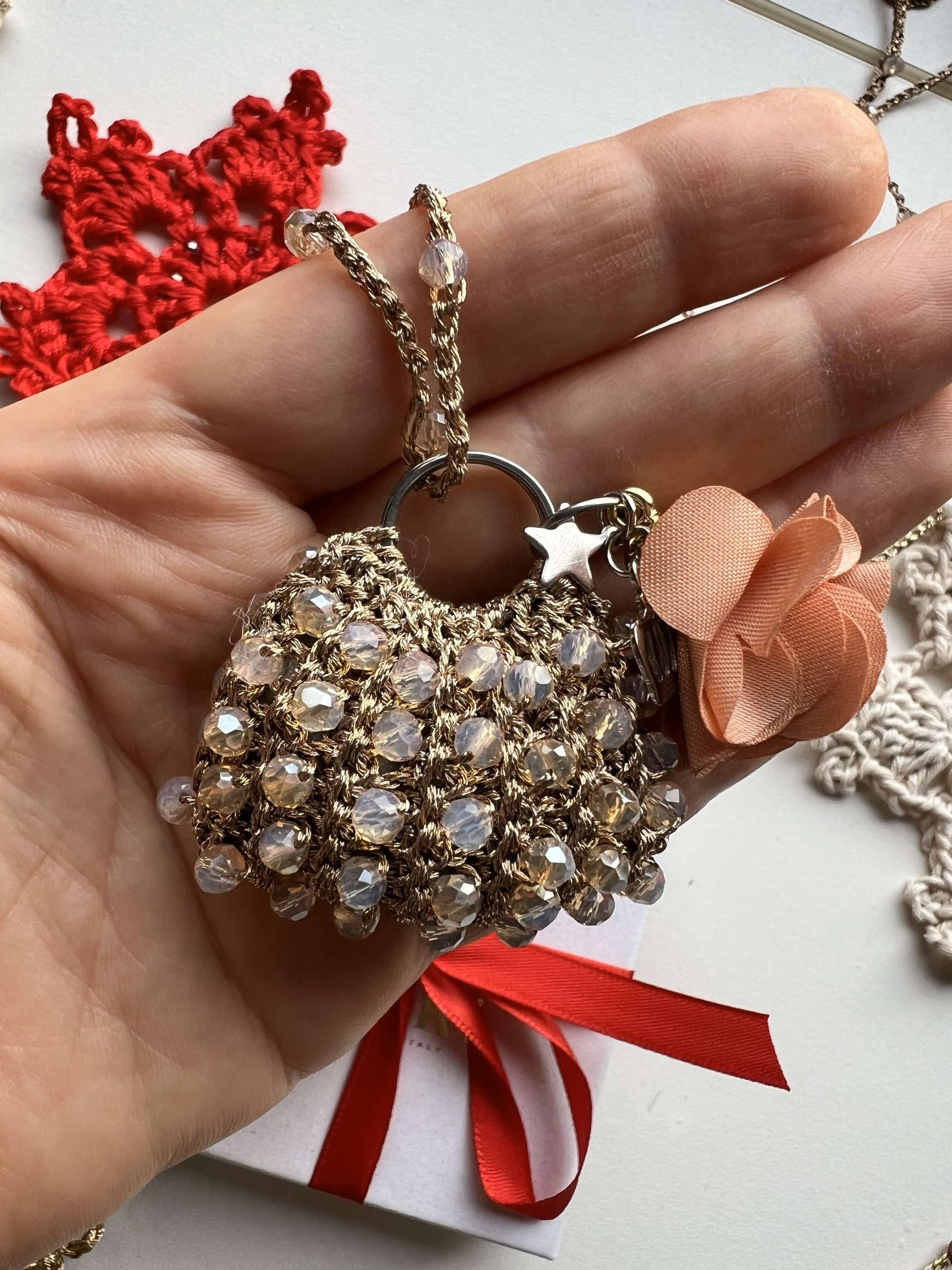 Per chi cerca un regalo di Natale raffinato: MiniBAG con ciondolo Borsetta, tonalità beige. Un accessorio prezioso che emoziona.