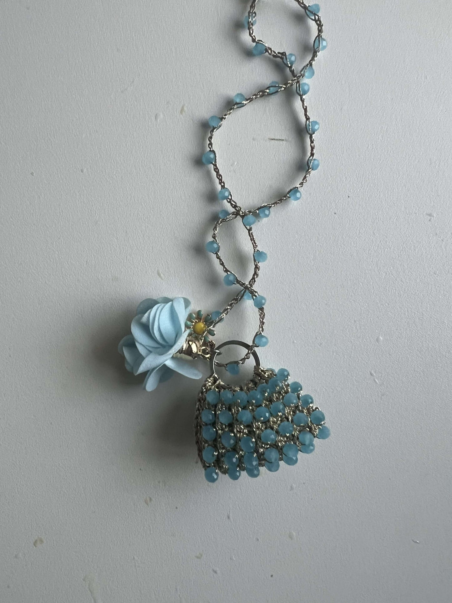 Aggiungi un tocco di luce al tuo stile con MiniBAG Celeste. Cristalli, artigianalità e originalità in un gioiello che parla di te.