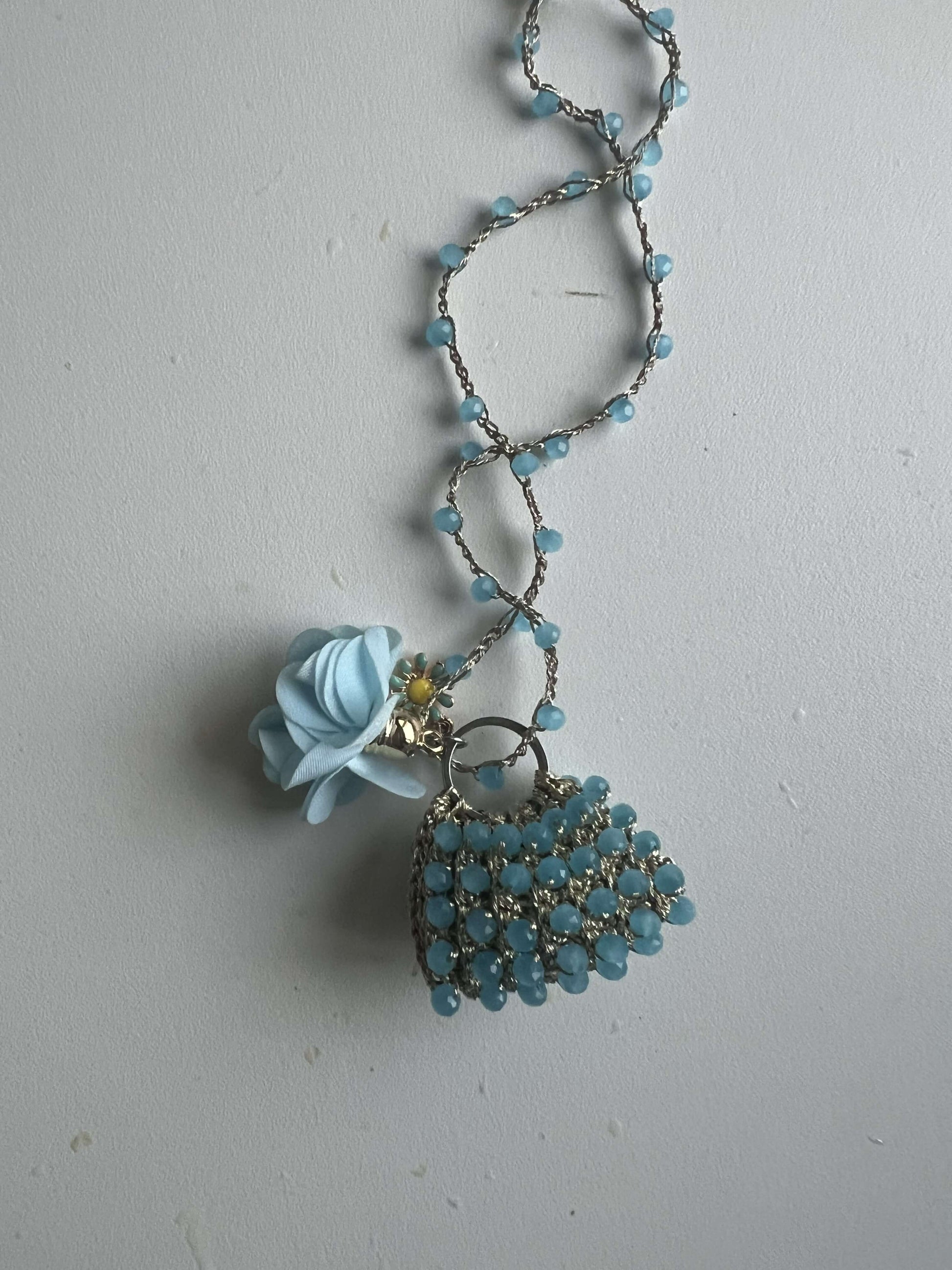 Aggiungi un tocco di luce al tuo stile con MiniBAG Celeste. Cristalli, artigianalità e originalità in un gioiello che parla di te.