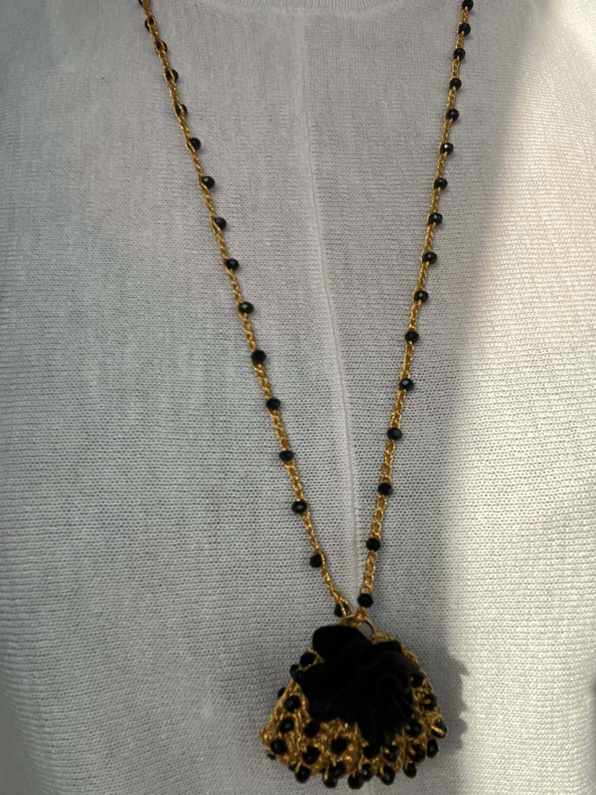 MiniBAG nera fatta a mano: stile unico e dettagli artigianali. Perfetta da indossare o regalare, un accessorio che racconta chi sei.