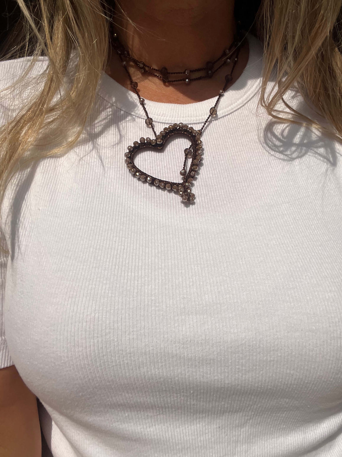 Collana con cuore marrone bronzo scuro, gioiello femminile per un look originale.