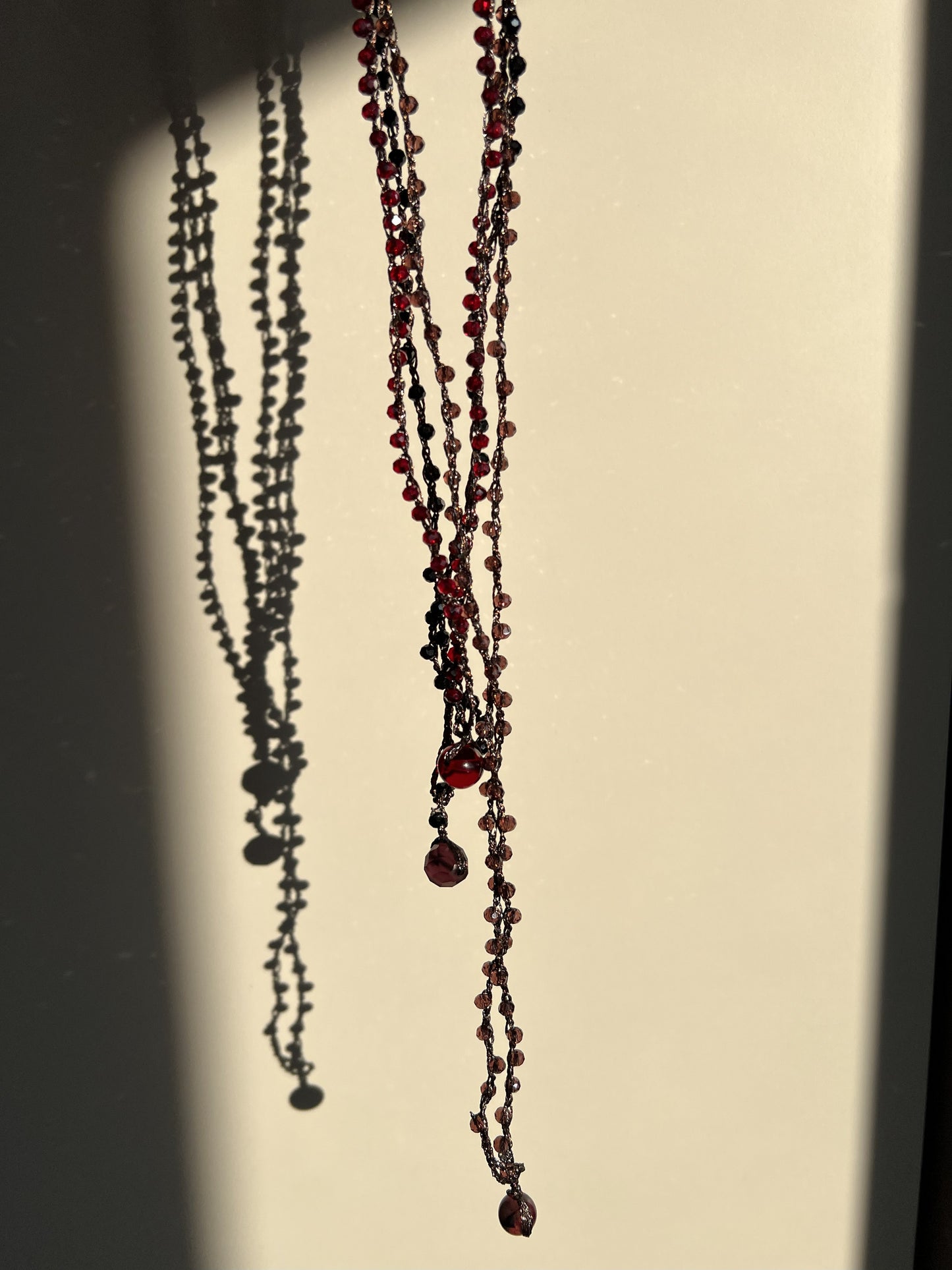 Collane artigianali con cristalli senza metallo, eleganti e raffinate. Un gioiello che illumina ogni stile.