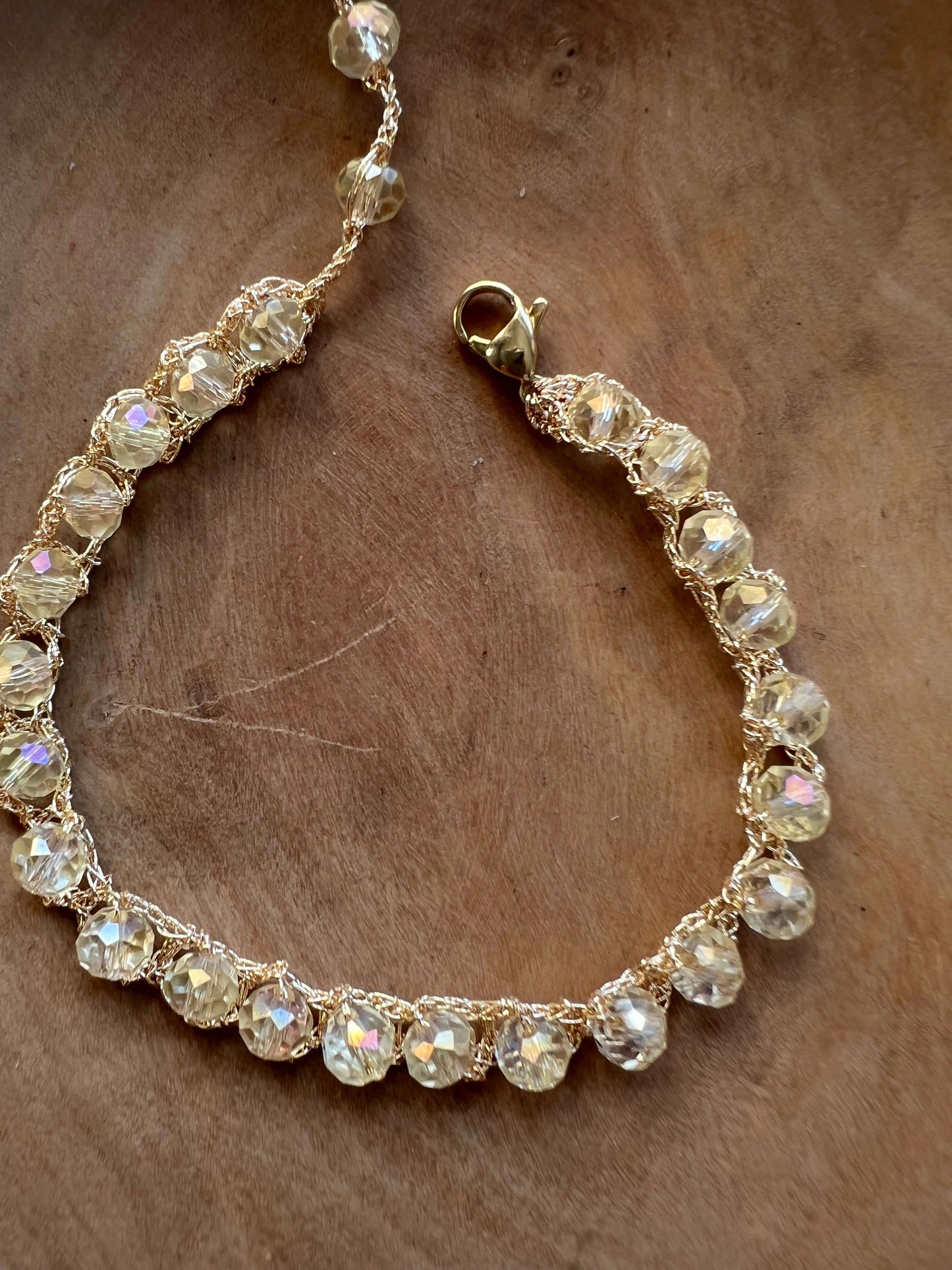 Handmade crystal crochet bracelet, adjustable, thin gold thread, delicate and unique. Ideal for women who love special jewelry.