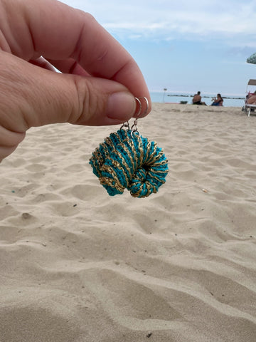Orecchini fatti a crochet a forma di conchiglia, stile boho perfetto per gli amanti del mare e look estivi unici.