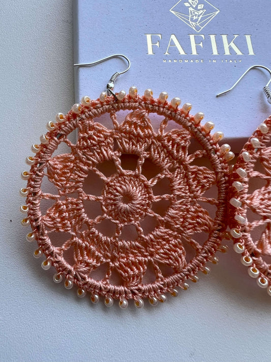 Orecchini statement in pizzo color pesca  con perline Toho. Leggeri come una piuma, maestosi come il tramonto. Design boho fatto a mano
