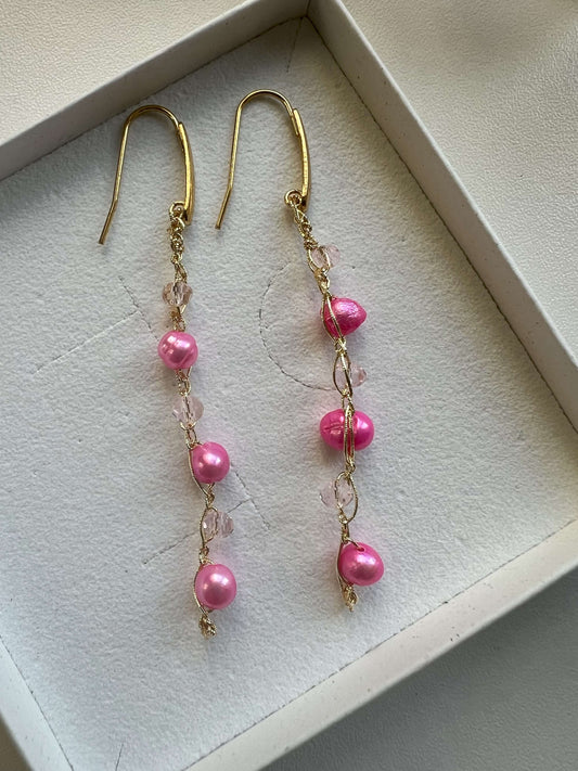 Perle rosa come petali di pesco in fiore. Orecchini Gocce di Pesco la primavera da indossare, creati a mano con amore per la natura.