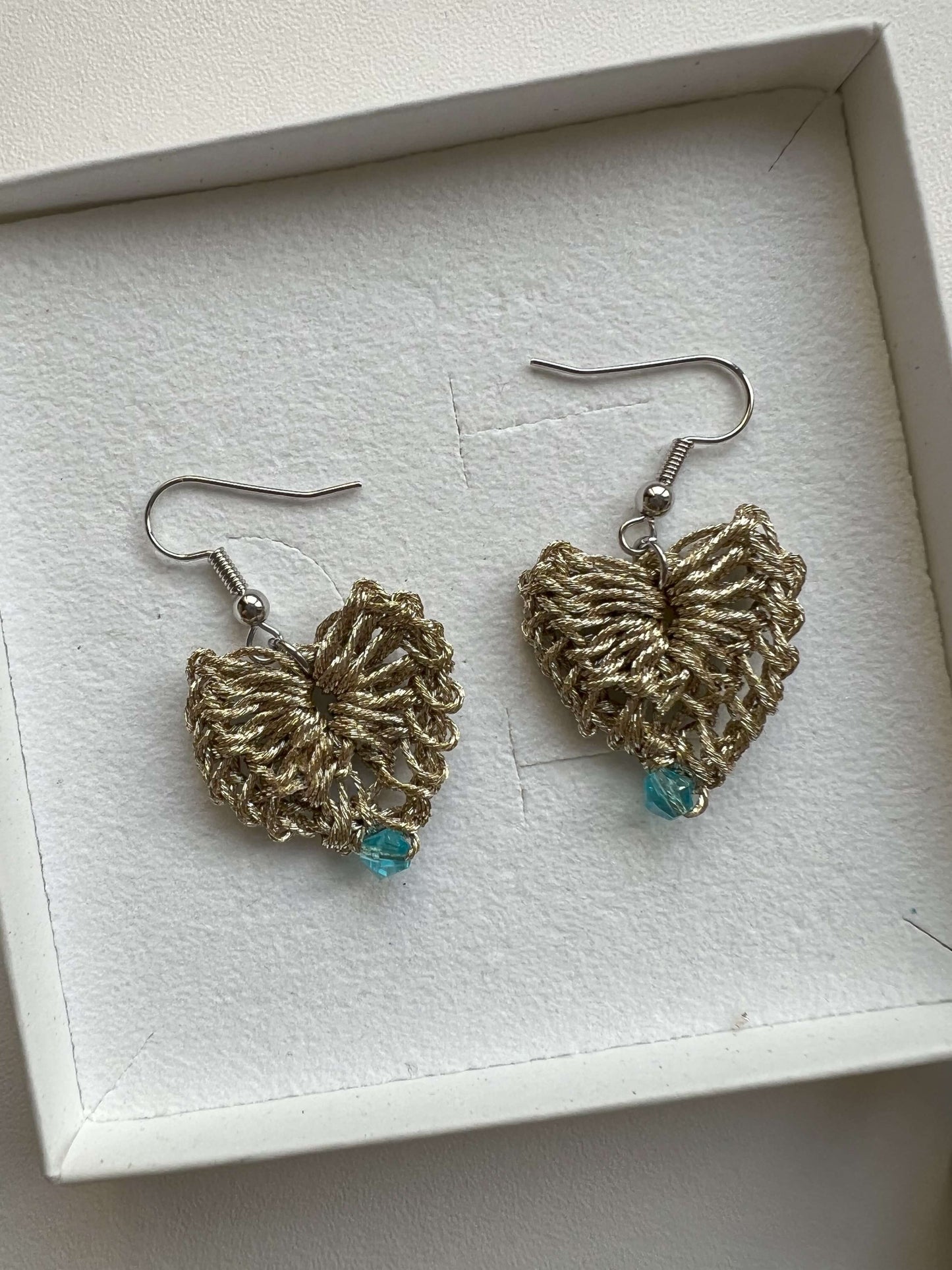 Orecchini a cuore piccoli Fafiki, eleganti e di grande successo. Design delicato, disponibile in vari colori, perfetti per aggiungere un tocco romantico al tuo look. Scopri perché questi orecchini stanno conquistando tutti