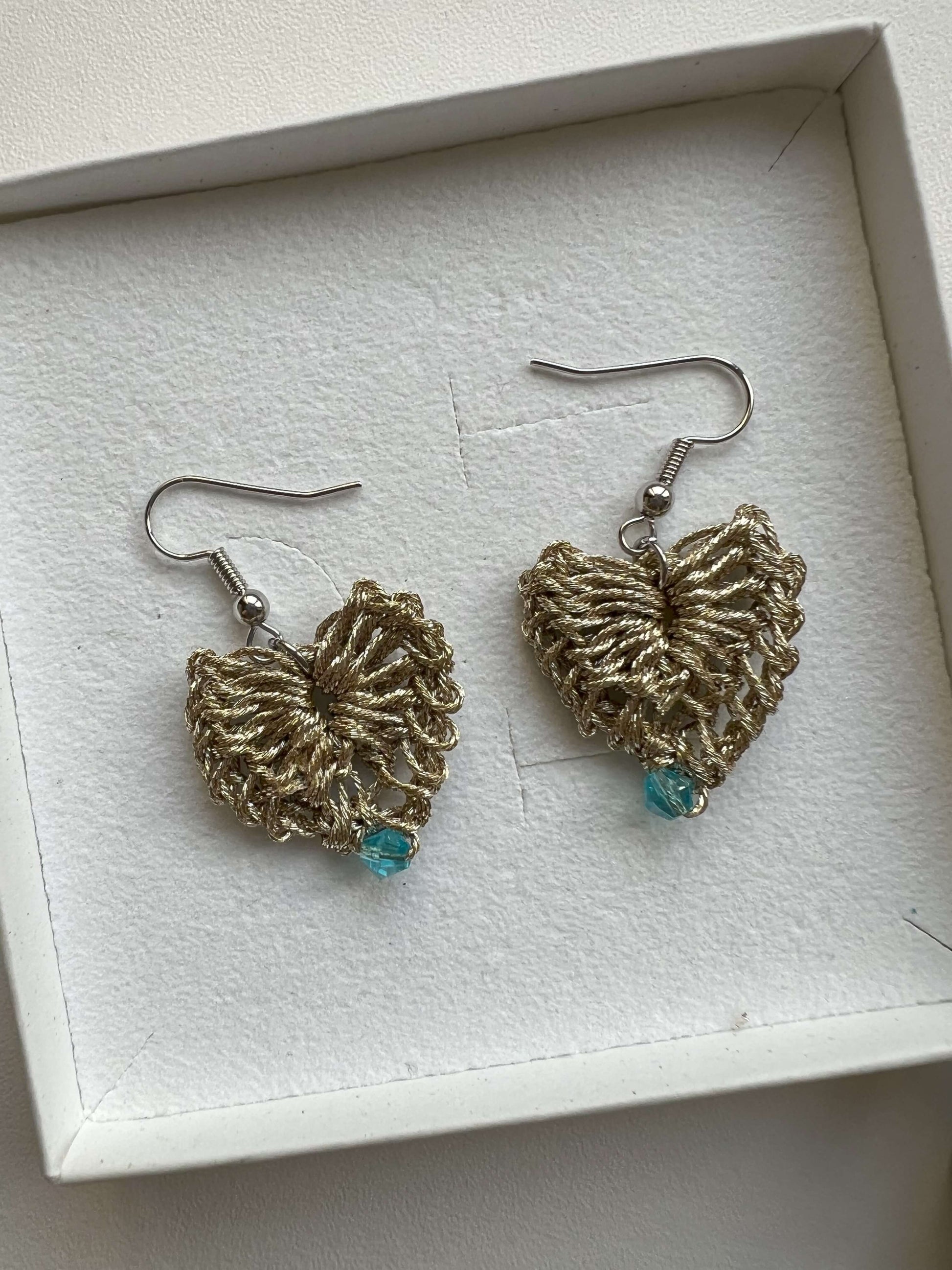 Orecchini a cuore piccoli Fafiki, eleganti e di grande successo. Design delicato, disponibile in vari colori, perfetti per aggiungere un tocco romantico al tuo look. Scopri perché questi orecchini stanno conquistando tutti