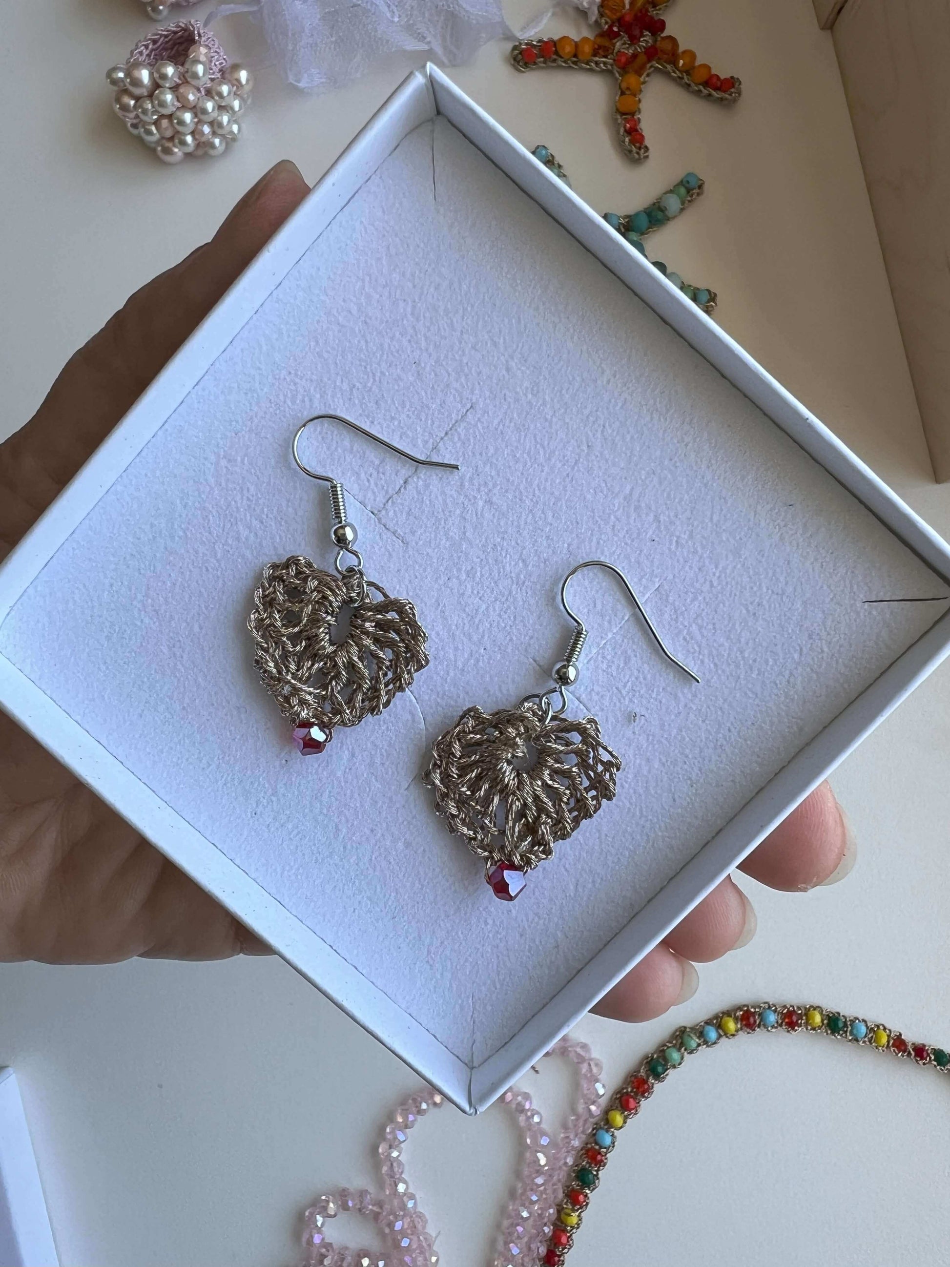 Orecchini a cuore piccoli Fafiki, eleganti e di grande successo. Design delicato, disponibile in vari colori, perfetti per aggiungere un tocco romantico al tuo look. Scopri perché questi orecchini stanno conquistando tutti