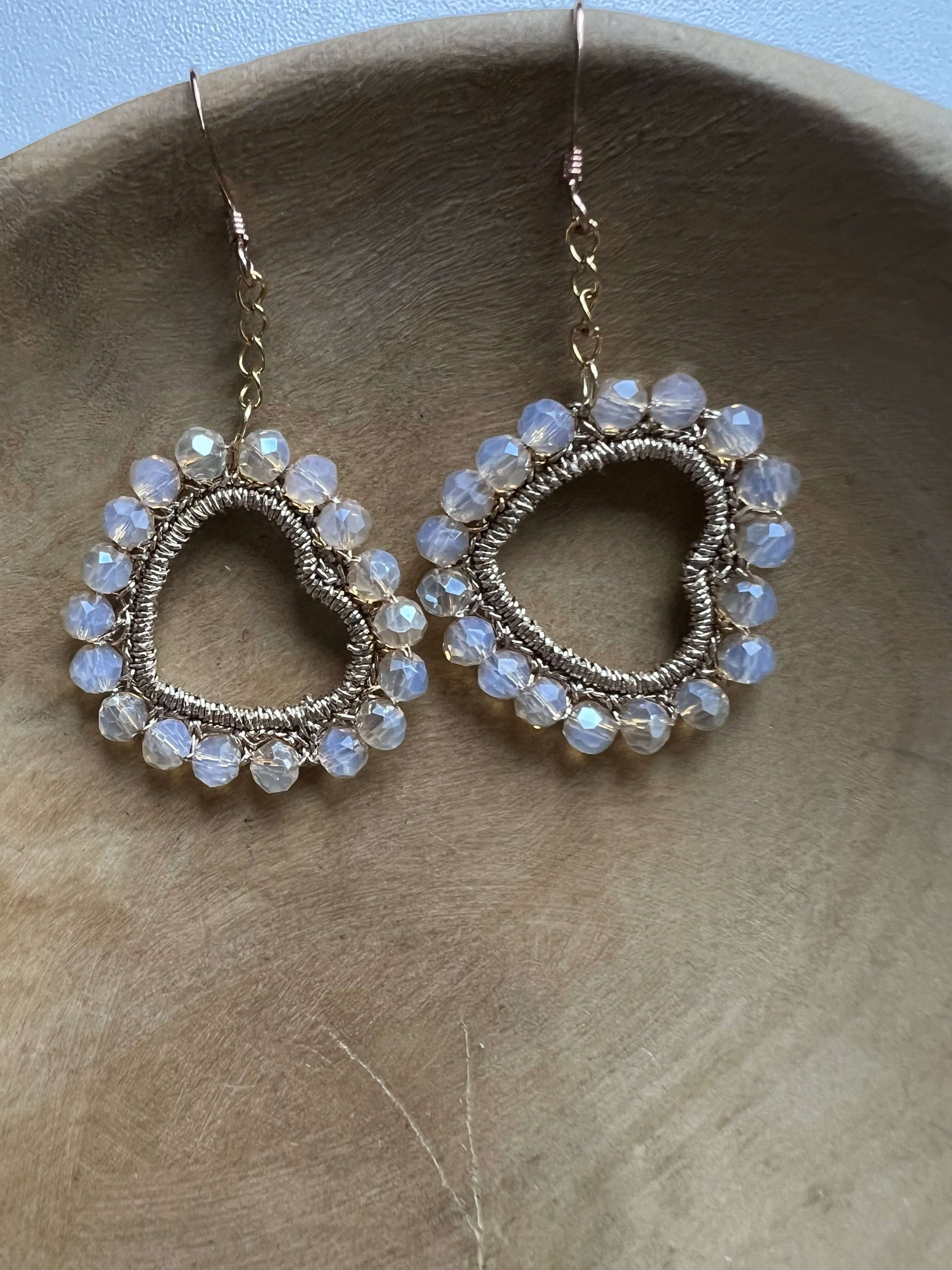 Orecchini a cuore oro con cristalli champagne, luminosi e raffinati. Un gioiello elegante che racconta l’amore in ogni sua sfumatura.