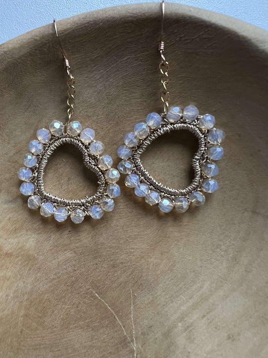 Orecchini a cuore oro con cristalli champagne, luminosi e raffinati. Un gioiello elegante che racconta l’amore in ogni sua sfumatura.