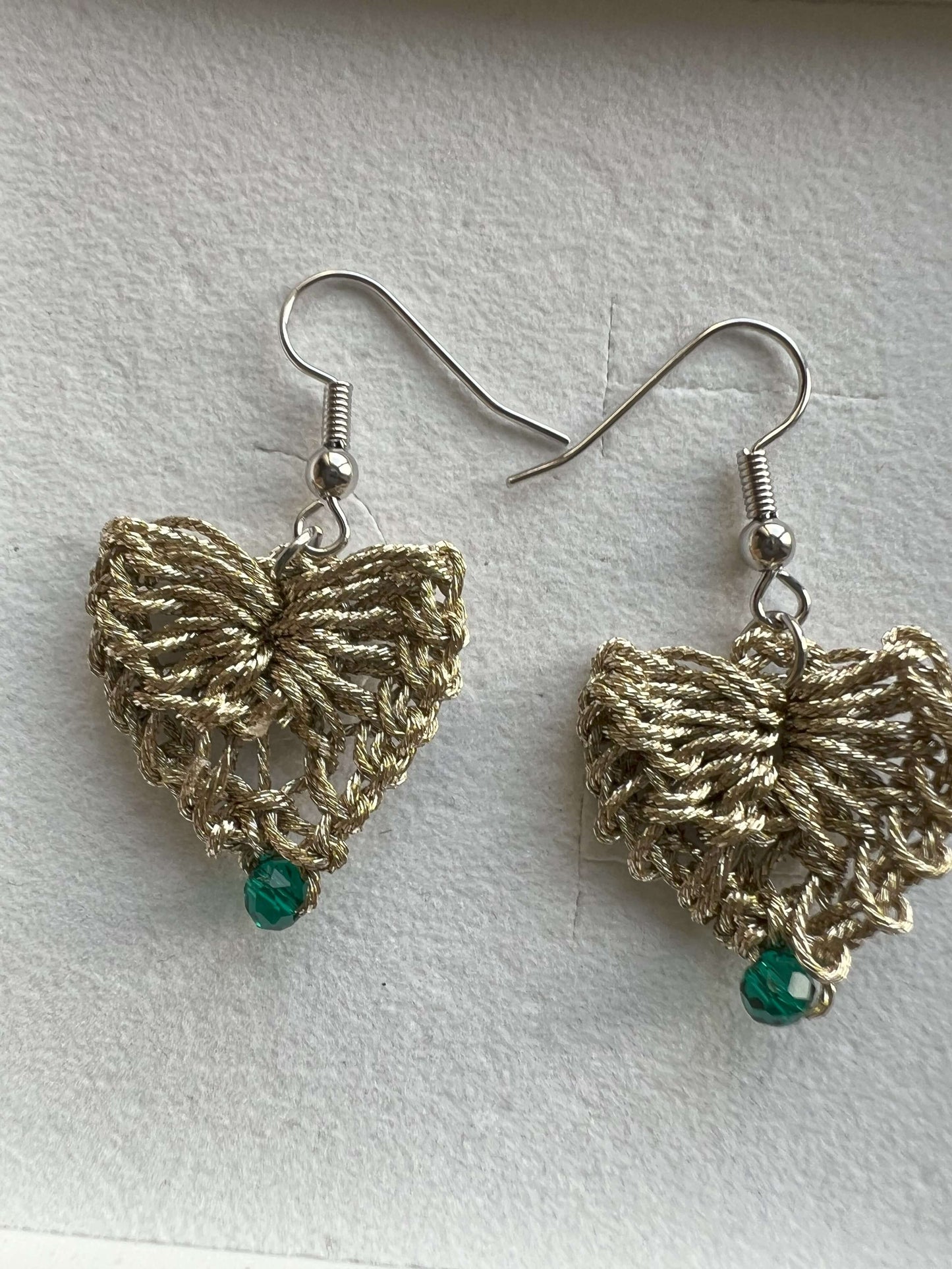 Orecchini a cuore piccoli Fafiki, eleganti e di grande successo. Design delicato, disponibile in vari colori, perfetti per aggiungere un tocco romantico al tuo look. Scopri perché questi orecchini stanno conquistando tutti