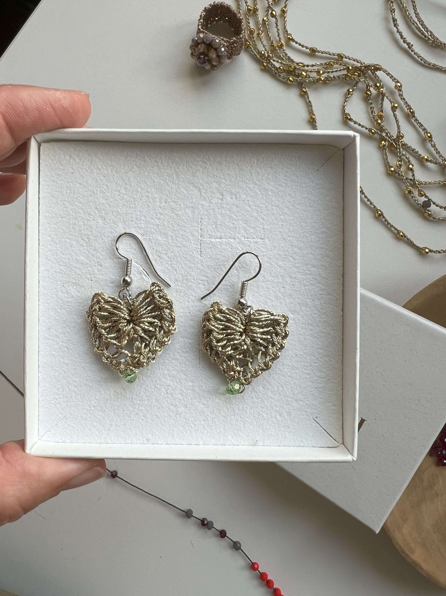 Orecchini a cuore piccoli Fafiki, eleganti e di grande successo. Design delicato, disponibile in vari colori, perfetti per aggiungere un tocco romantico al tuo look. Scopri perché questi orecchini stanno conquistando tutti