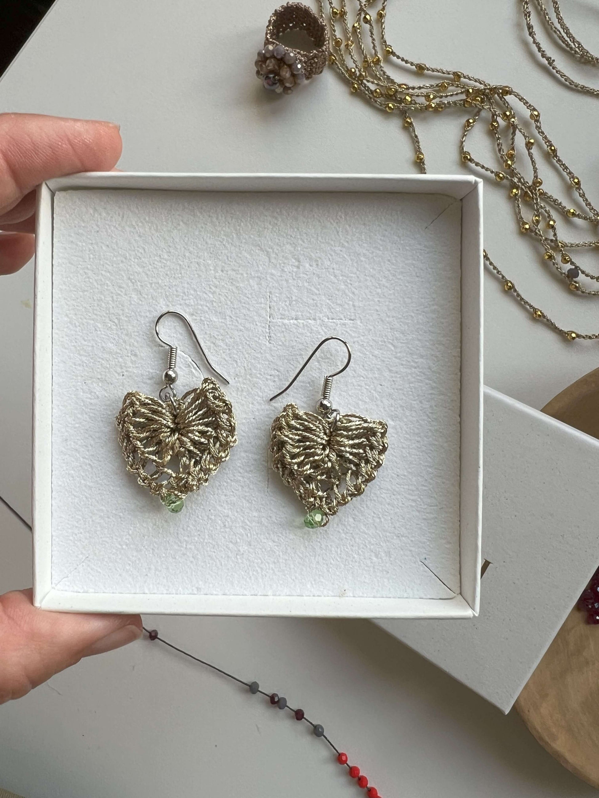 Orecchini a cuore piccoli Fafiki, eleganti e di grande successo. Design delicato, disponibile in vari colori, perfetti per aggiungere un tocco romantico al tuo look. Scopri perché questi orecchini stanno conquistando tutti