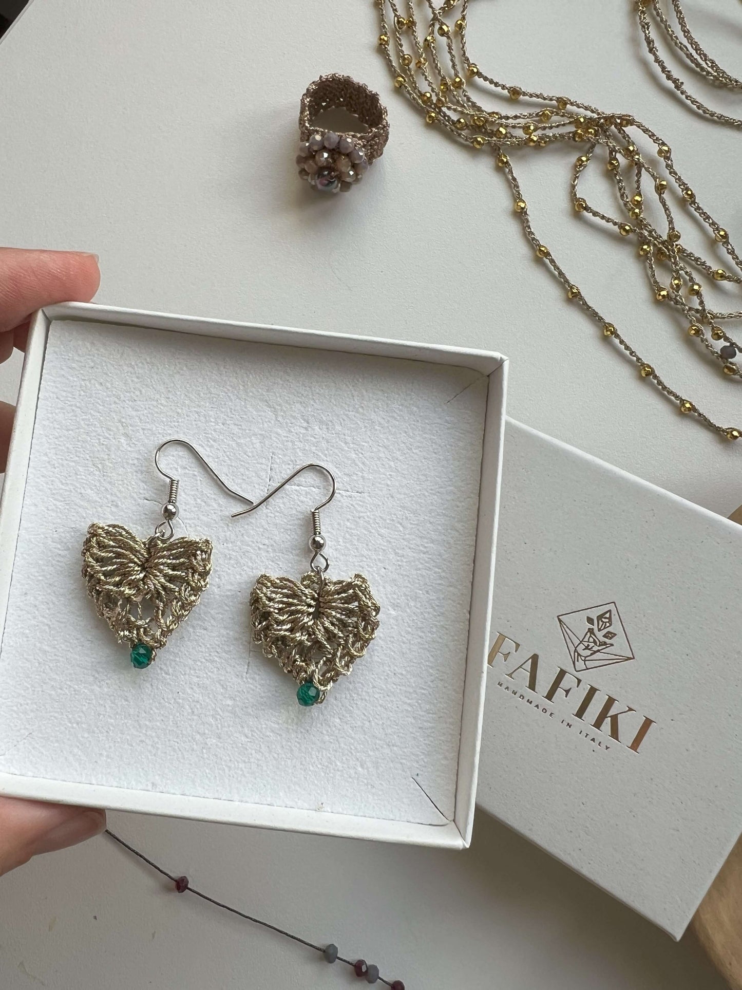 Orecchini a cuore piccoli Fafiki, eleganti e di grande successo. Design delicato, disponibile in vari colori, perfetti per aggiungere un tocco romantico al tuo look. Scopri perché questi orecchini stanno conquistando tutti