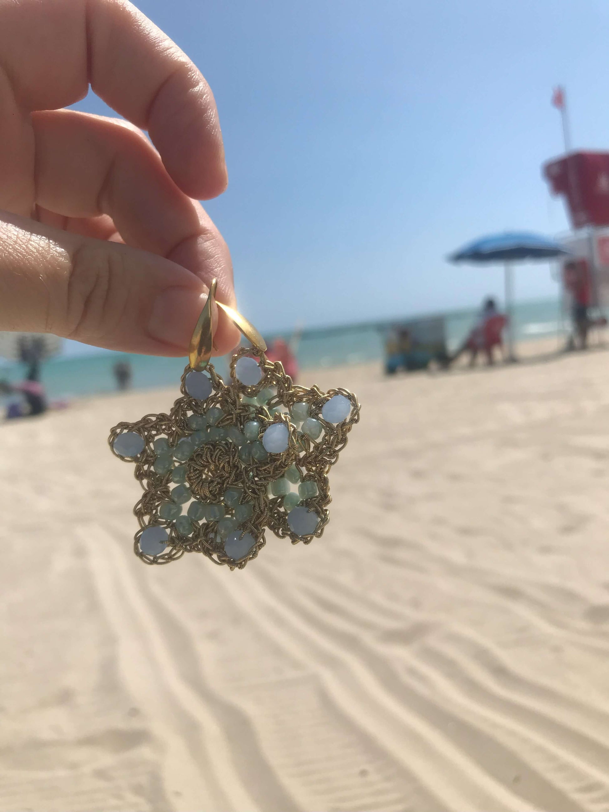 Orecchini stella marina fatti a mano con cristalli e filato gioiello italiano. Bijoux artigianali unici per look elegante e naturale