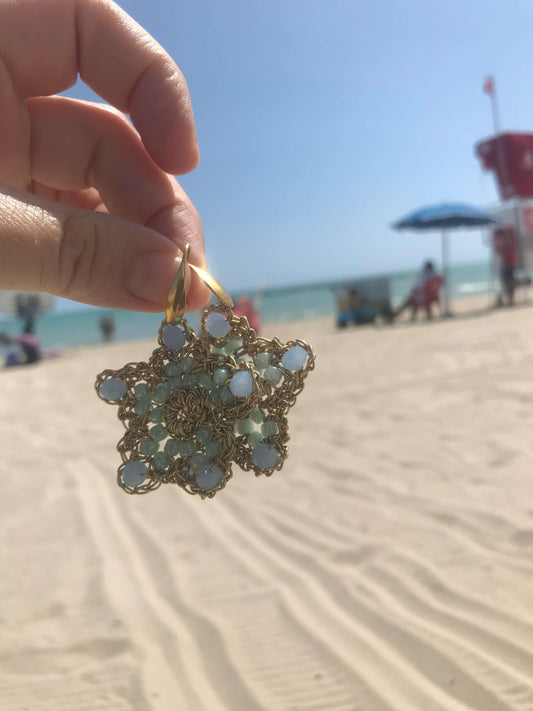 Orecchini stella marina fatti a mano con cristalli e filato gioiello italiano. Bijoux artigianali unici per look elegante e naturale