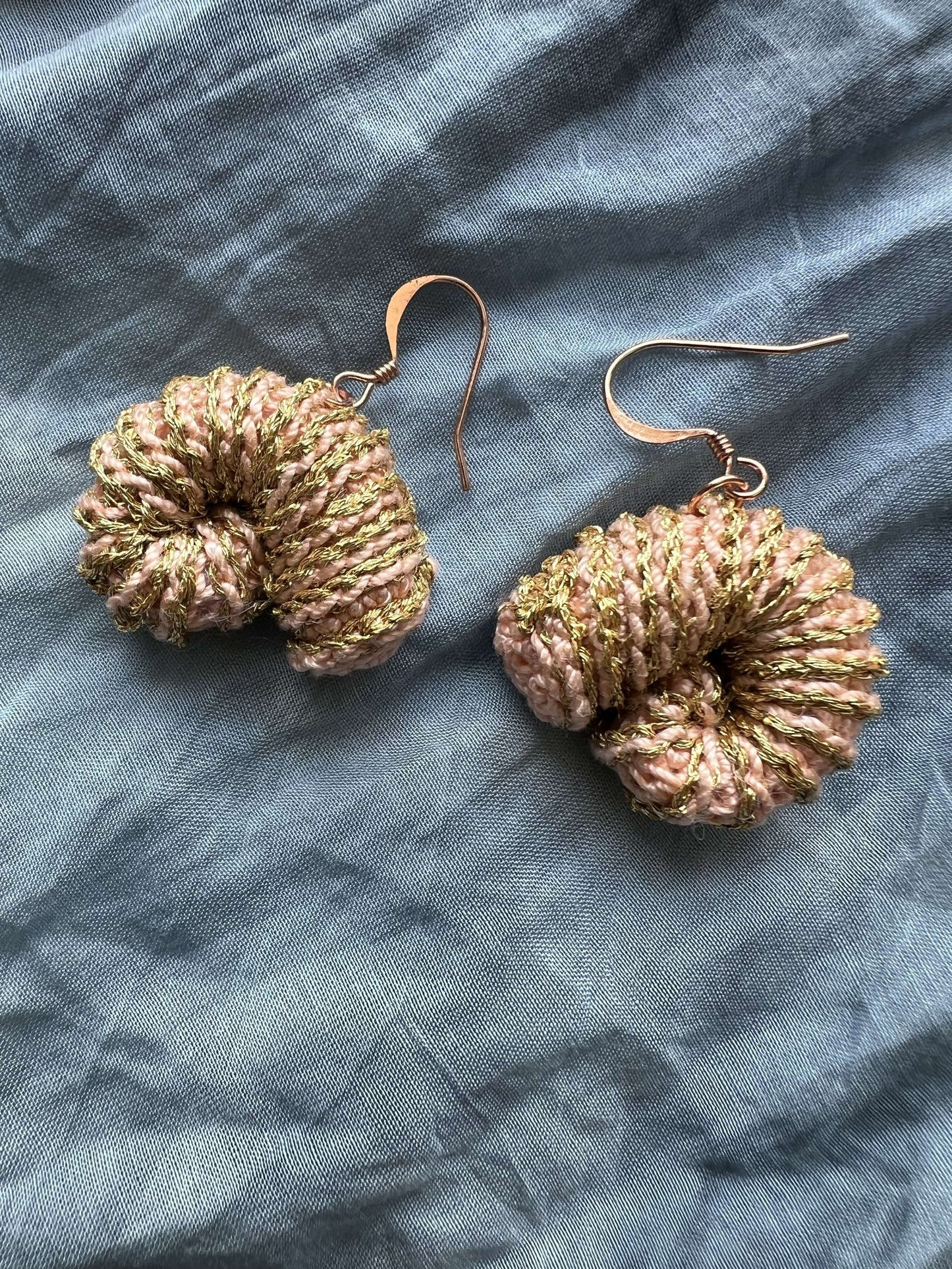 Leggeri ma impossibili da ignorare: orecchini a conchiglia dal fascino boho naturale, creati per restare impressi.