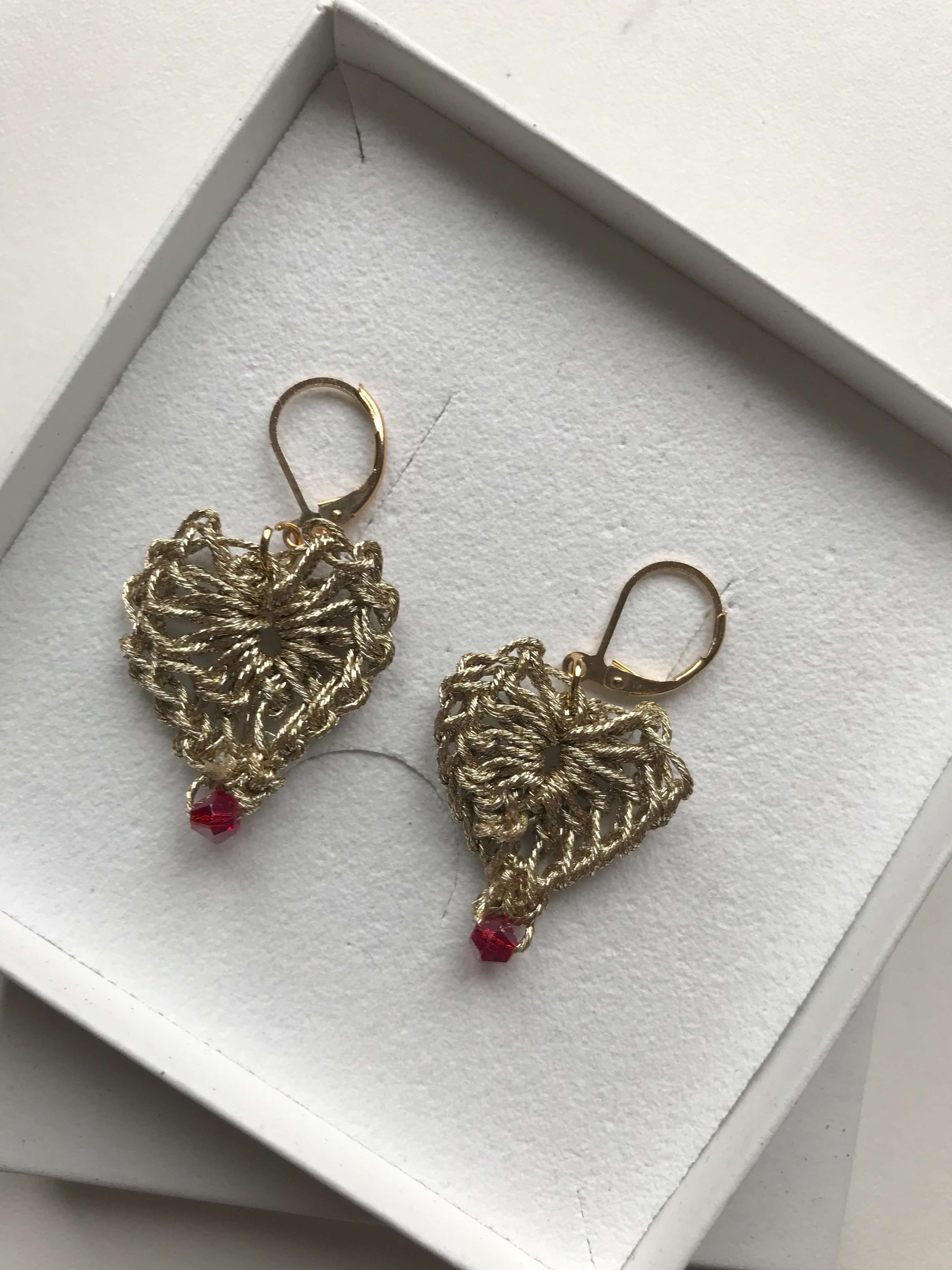 Orecchini a cuore piccoli Fafiki, eleganti e di grande successo. Design delicato, disponibile in vari colori, perfetti per aggiungere un tocco romantico al tuo look. Scopri perché questi orecchini stanno conquistando tutti