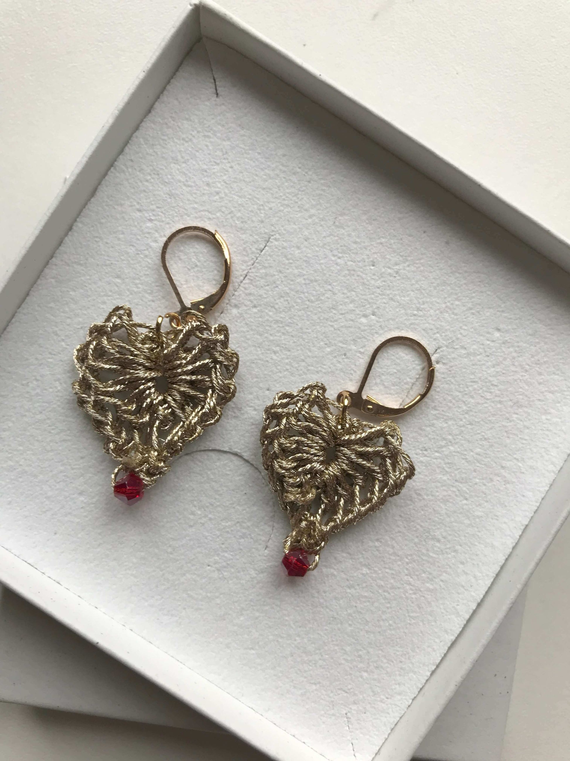 Orecchini a cuore piccoli Fafiki, eleganti e di grande successo. Design delicato, disponibile in vari colori, perfetti per aggiungere un tocco romantico al tuo look. Scopri perché questi orecchini stanno conquistando tutti