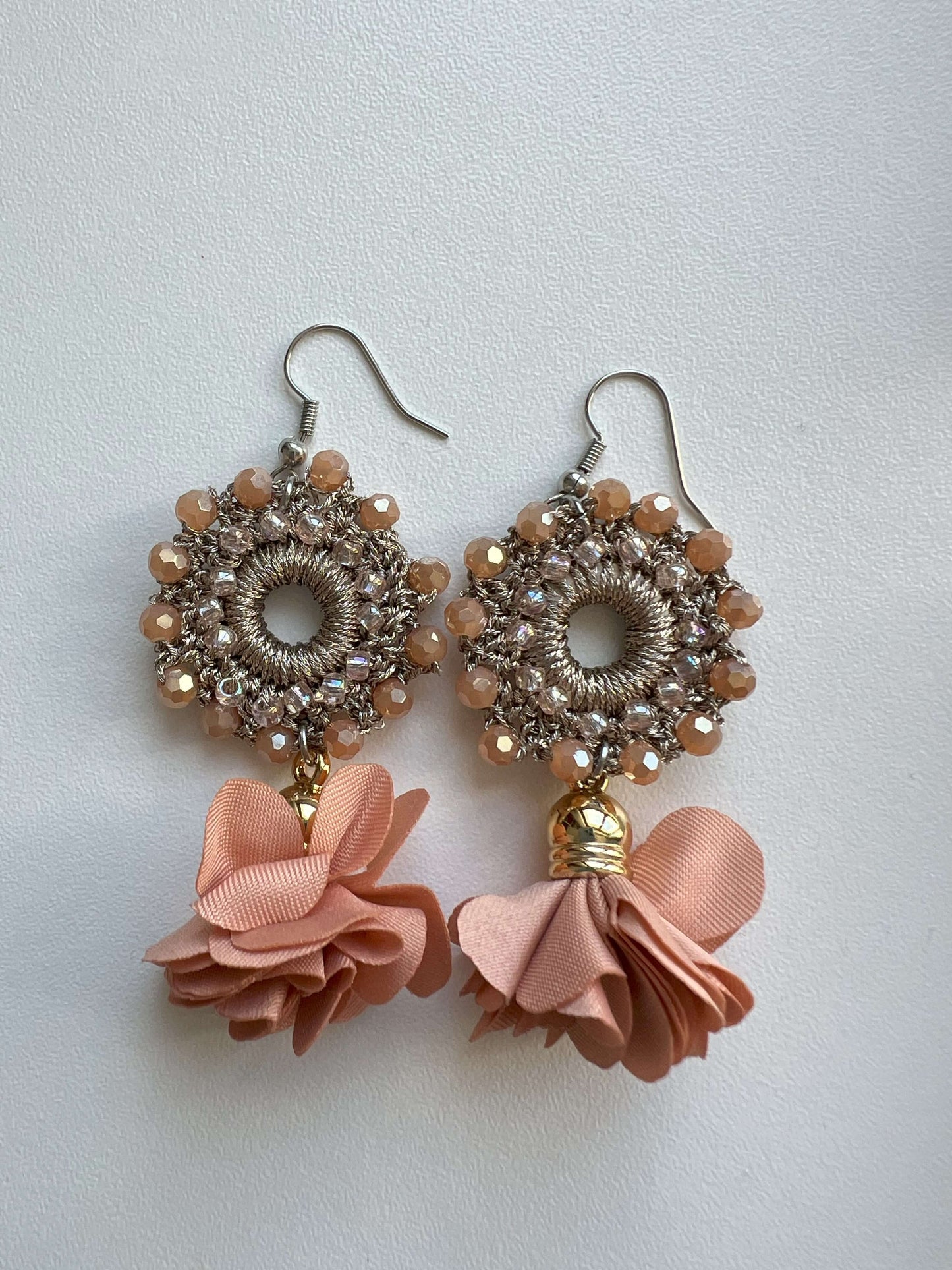 Aggiungi un tocco di primavera al tuo look con gli Orecchini Fiore di Pesco. Forma tonda e tonalità cipria e peach fuzz, impreziositi da cristalli color salmone-cipria. Perfetti per un look delicato e raffinato, ideali per ogni occasione