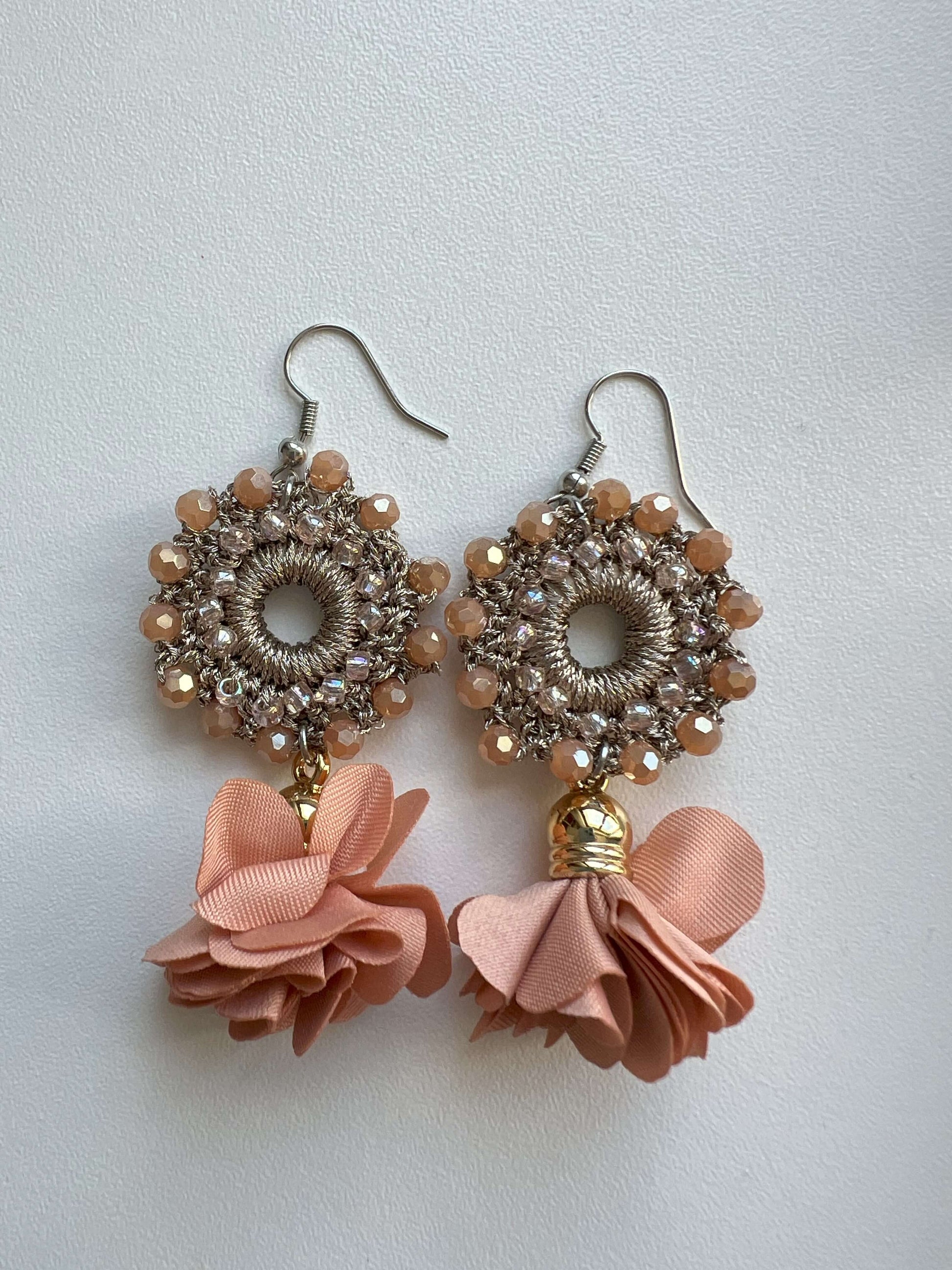 Aggiungi un tocco di primavera al tuo look con gli Orecchini Fiore di Pesco. Forma tonda e tonalità cipria e peach fuzz, impreziositi da cristalli color salmone-cipria. Perfetti per un look delicato e raffinato, ideali per ogni occasione