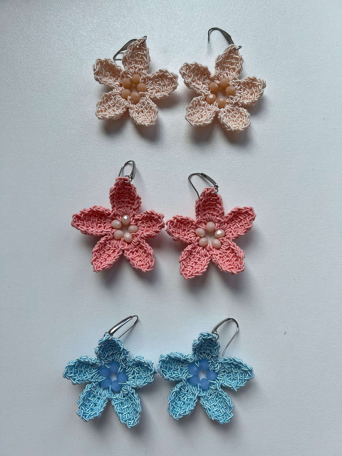 🌿 Fatti a mano con amore! Orecchini Magnolia con cristalli pesca, crema e azzurro. Perfetti per chi ama i dettagli raffinati e naturali