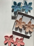 Delicati e raffinati, gli orecchini Magnolia uniscono la bellezza floreale all’arte dell’uncinetto tunisino. Perfetti per un tocco di eleganza! 🌿